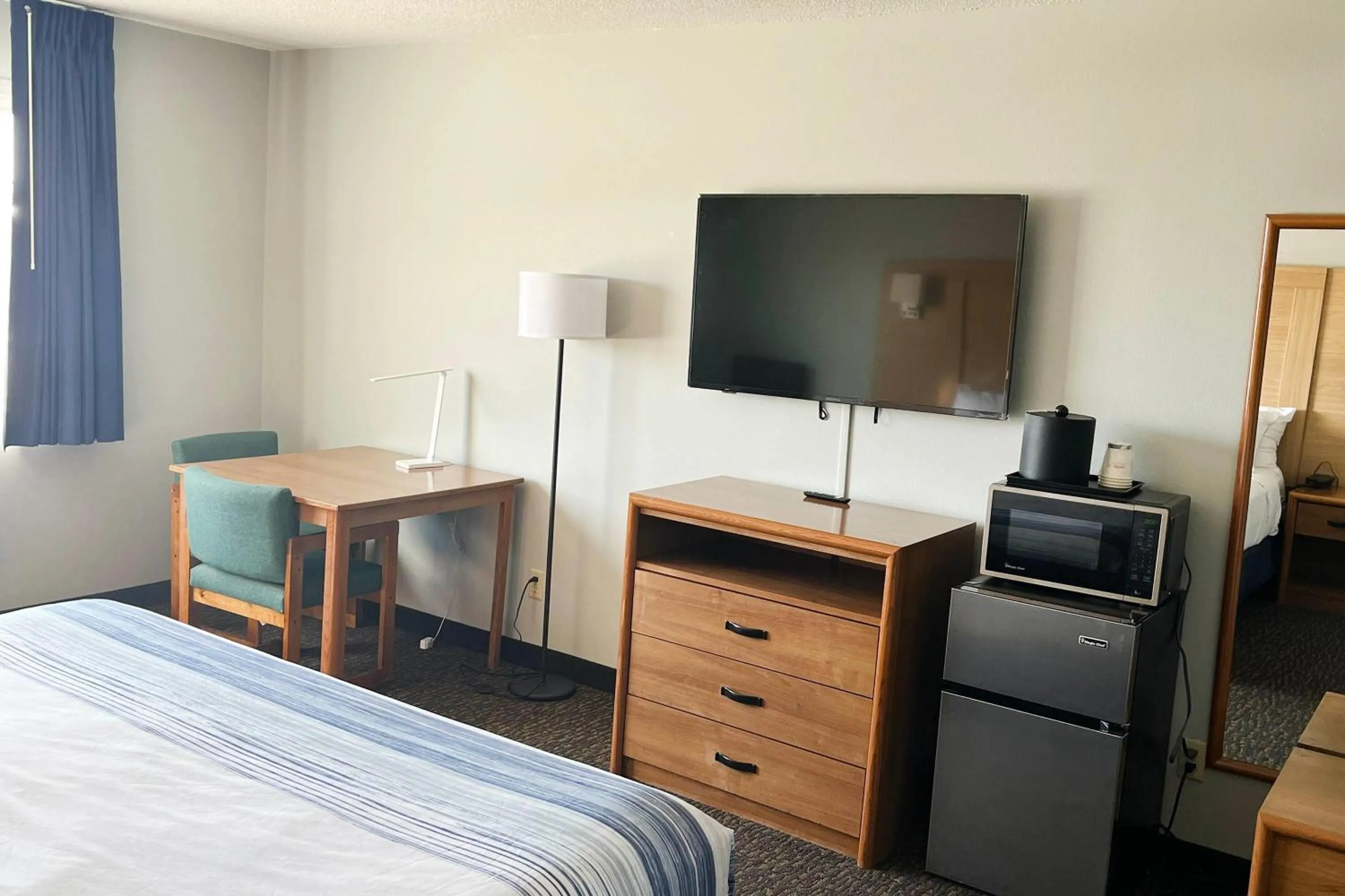 Photo of the whole room, Bed in Days Inn & Suites by Wyndham Williamsburg IA North