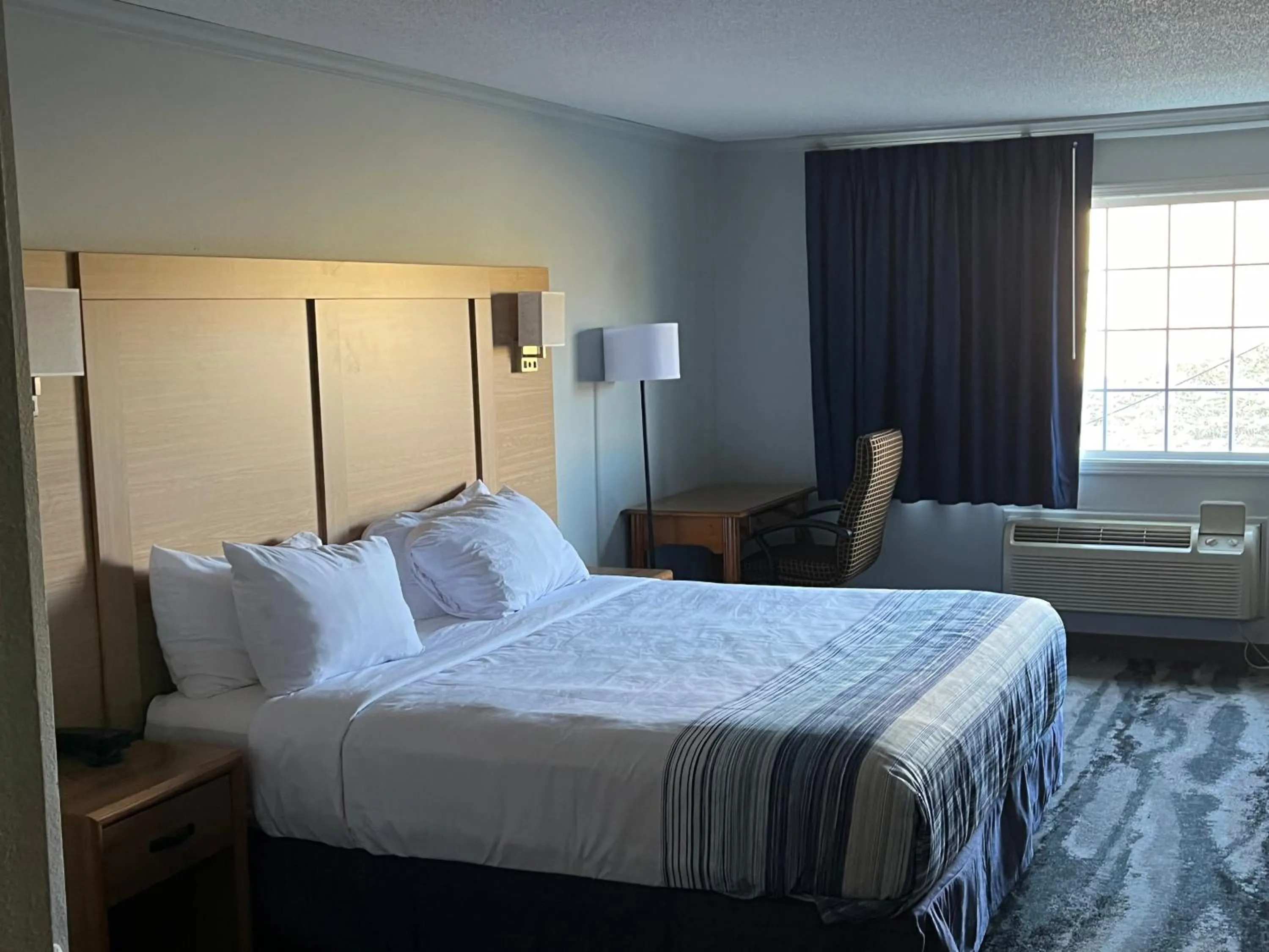 Bedroom, Bed in Days Inn & Suites by Wyndham Williamsburg IA North