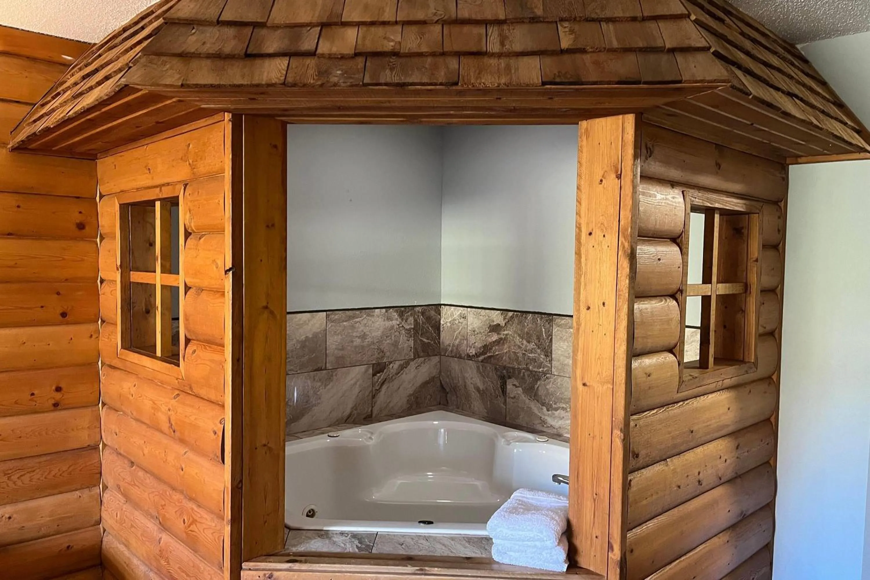 Photo of the whole room in Days Inn & Suites by Wyndham Williamsburg IA North