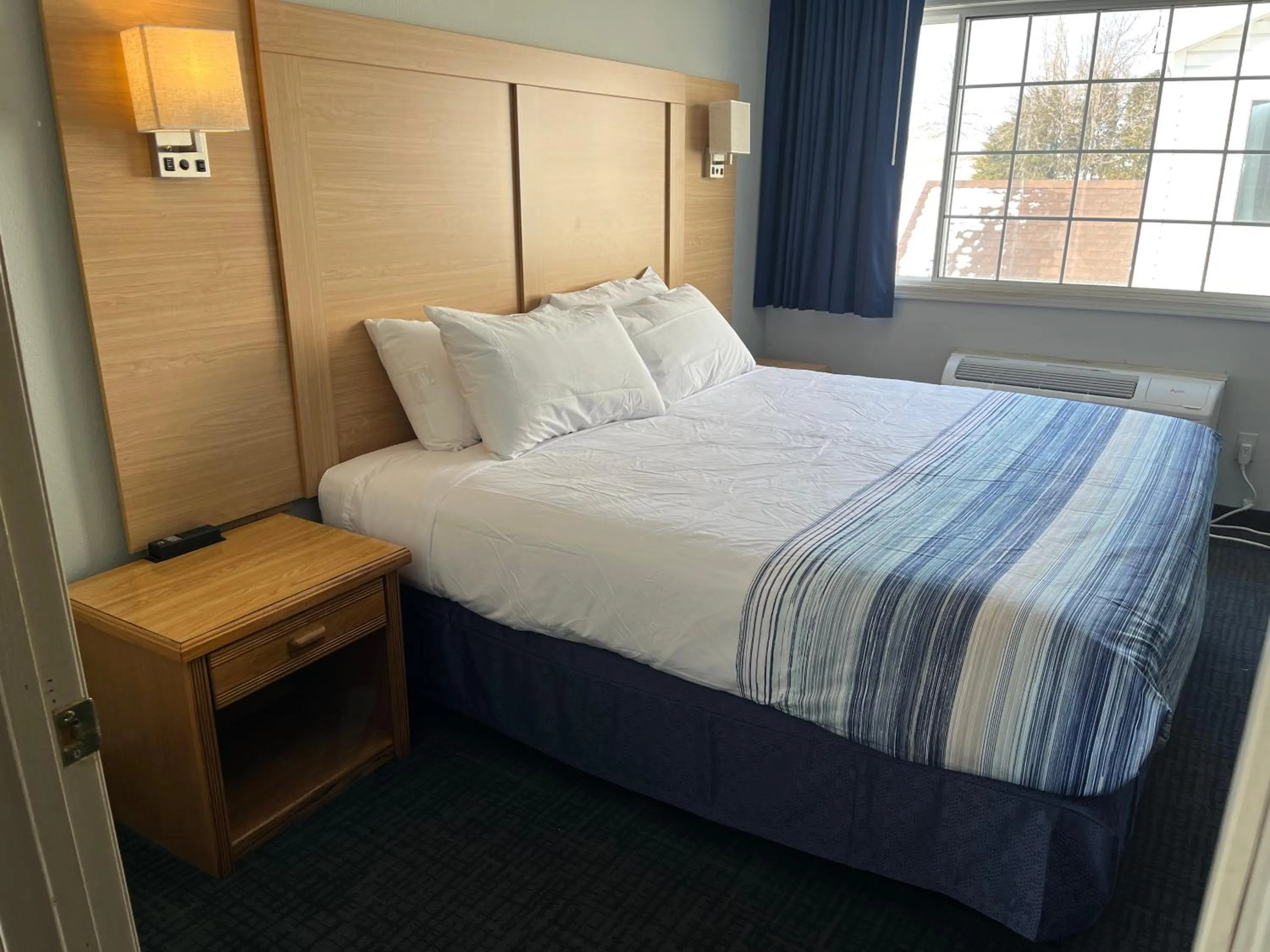 Bed in Days Inn & Suites by Wyndham Williamsburg IA North