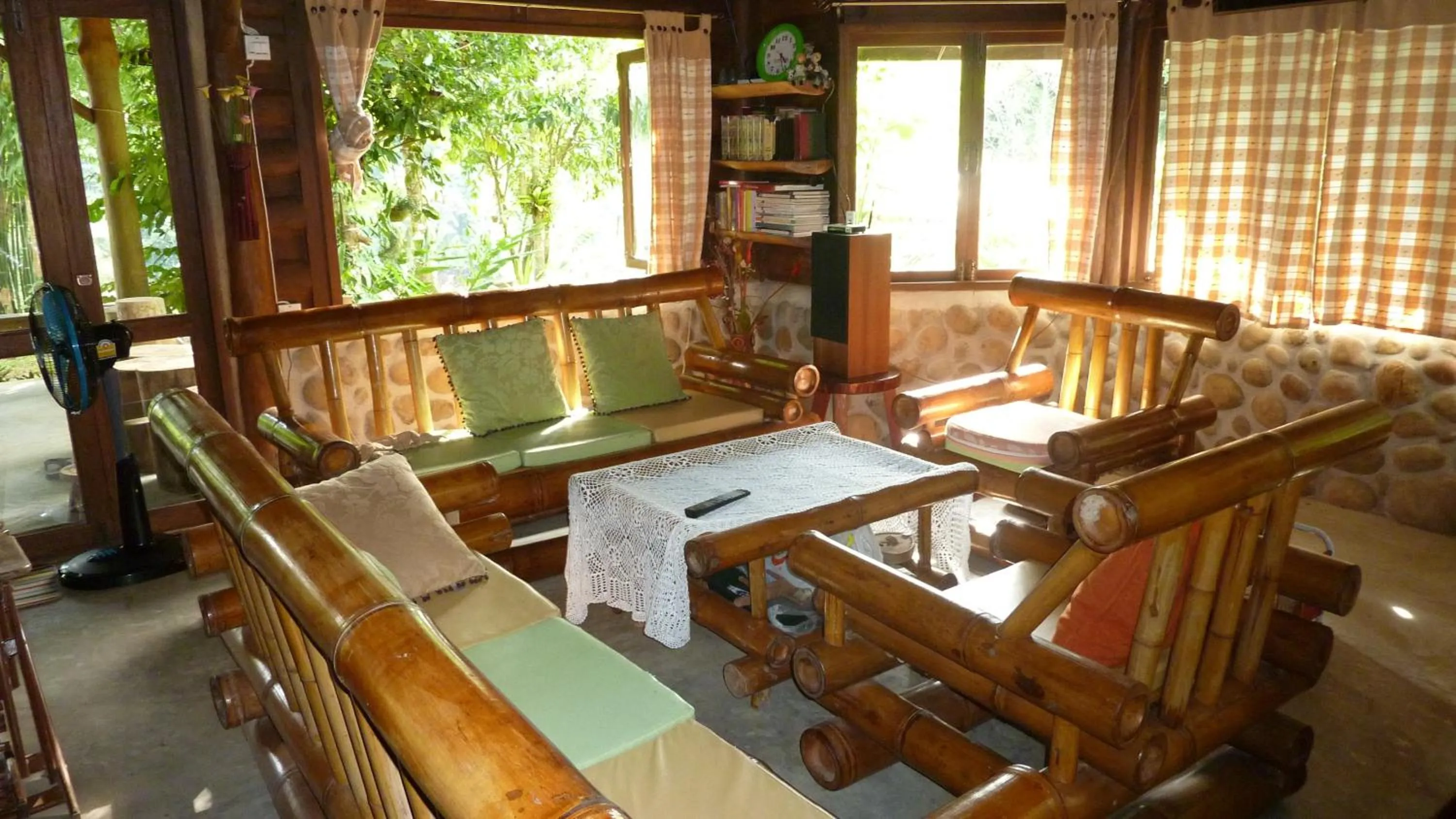 Communal lounge/ TV room in Baandin Chiewlarn