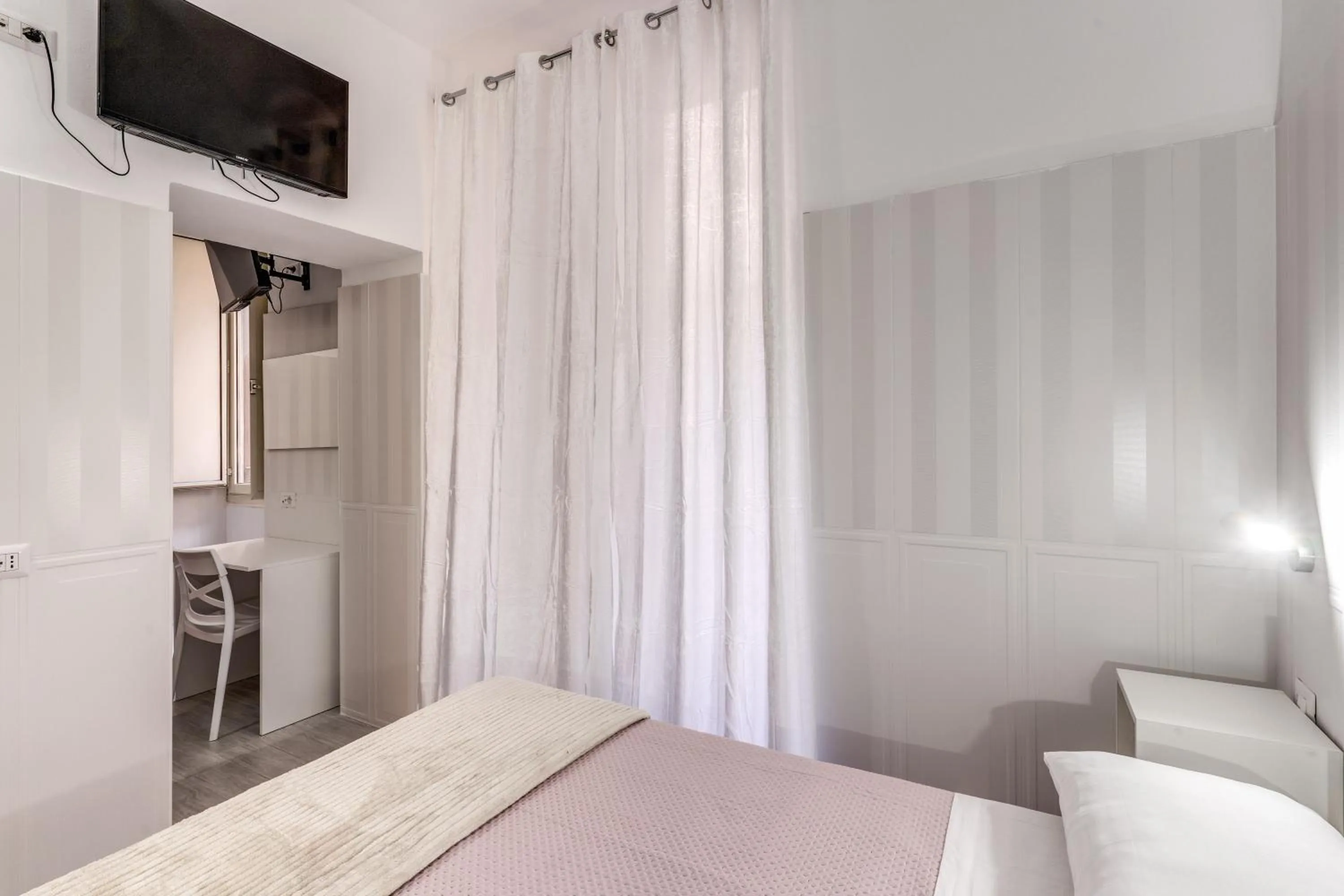 Bedroom, Bed in AltaDomus Roma