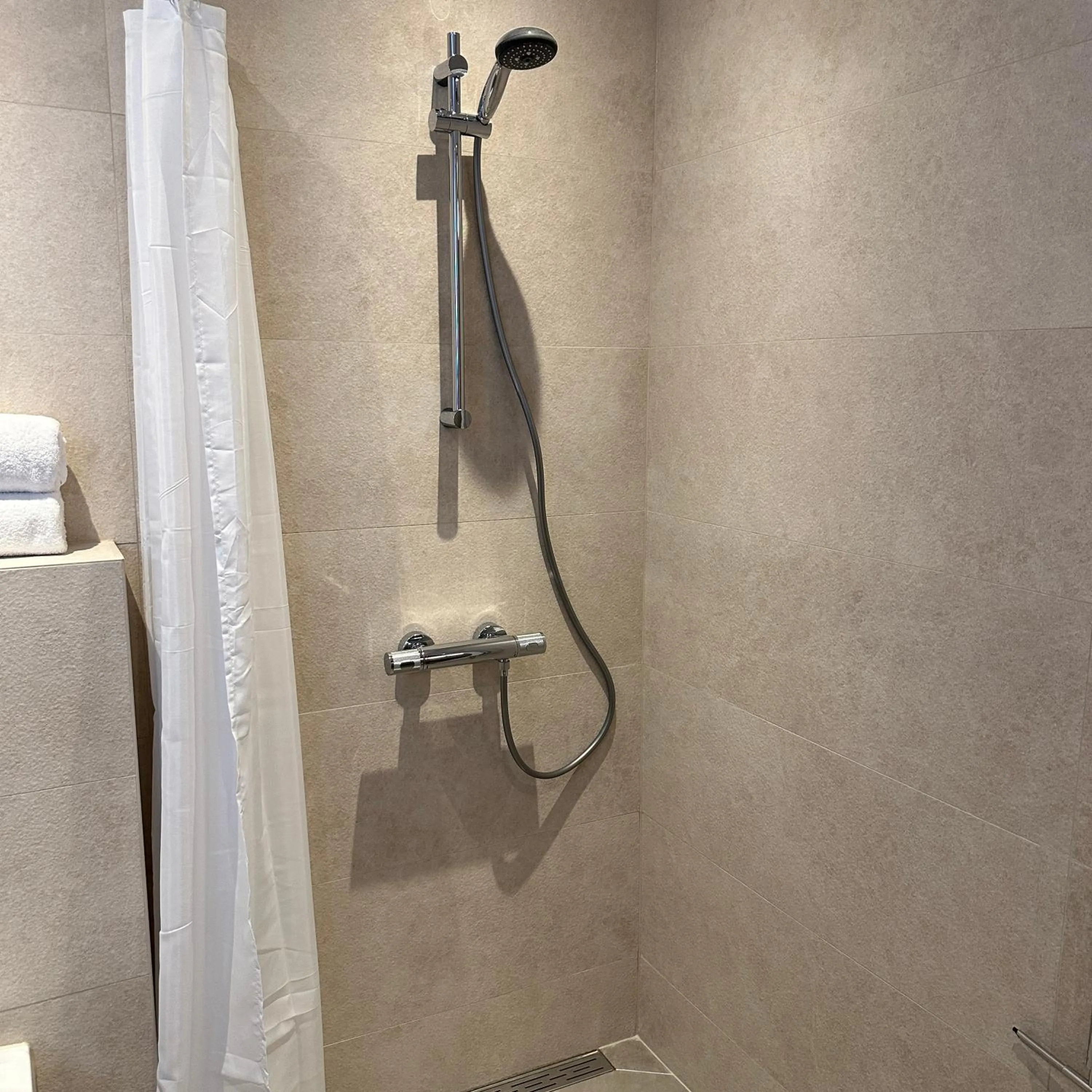 Shower in Hotel Grand Canal