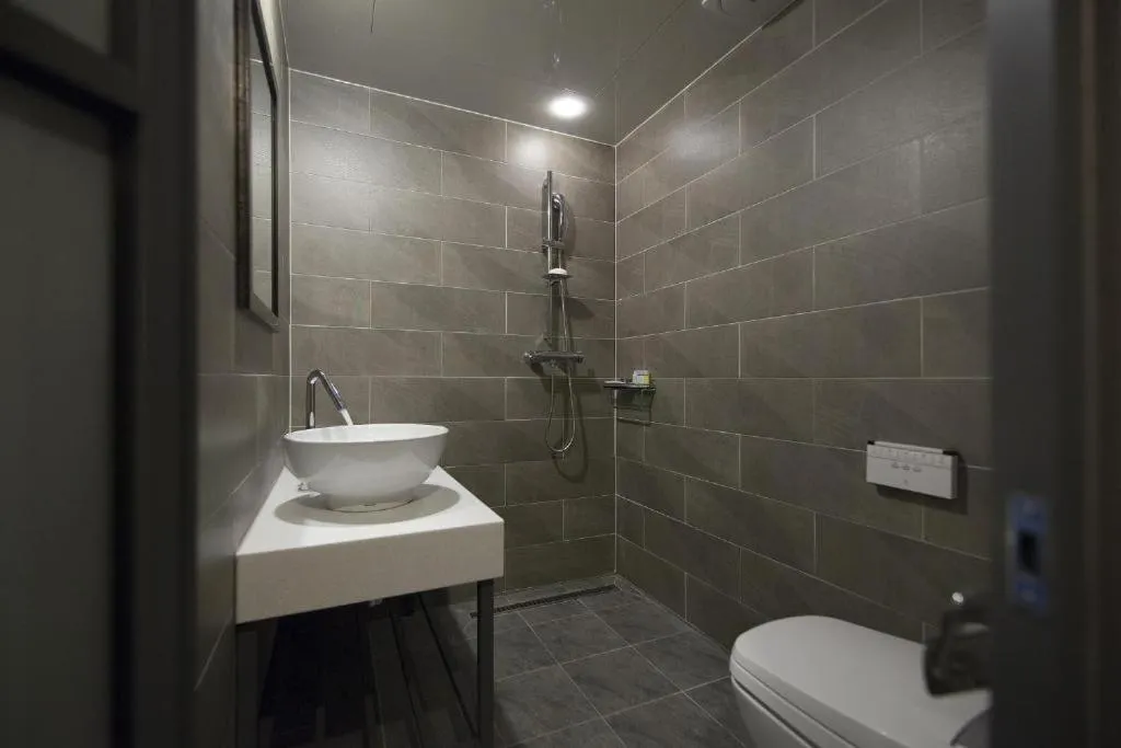 Shower in Hotel Gray