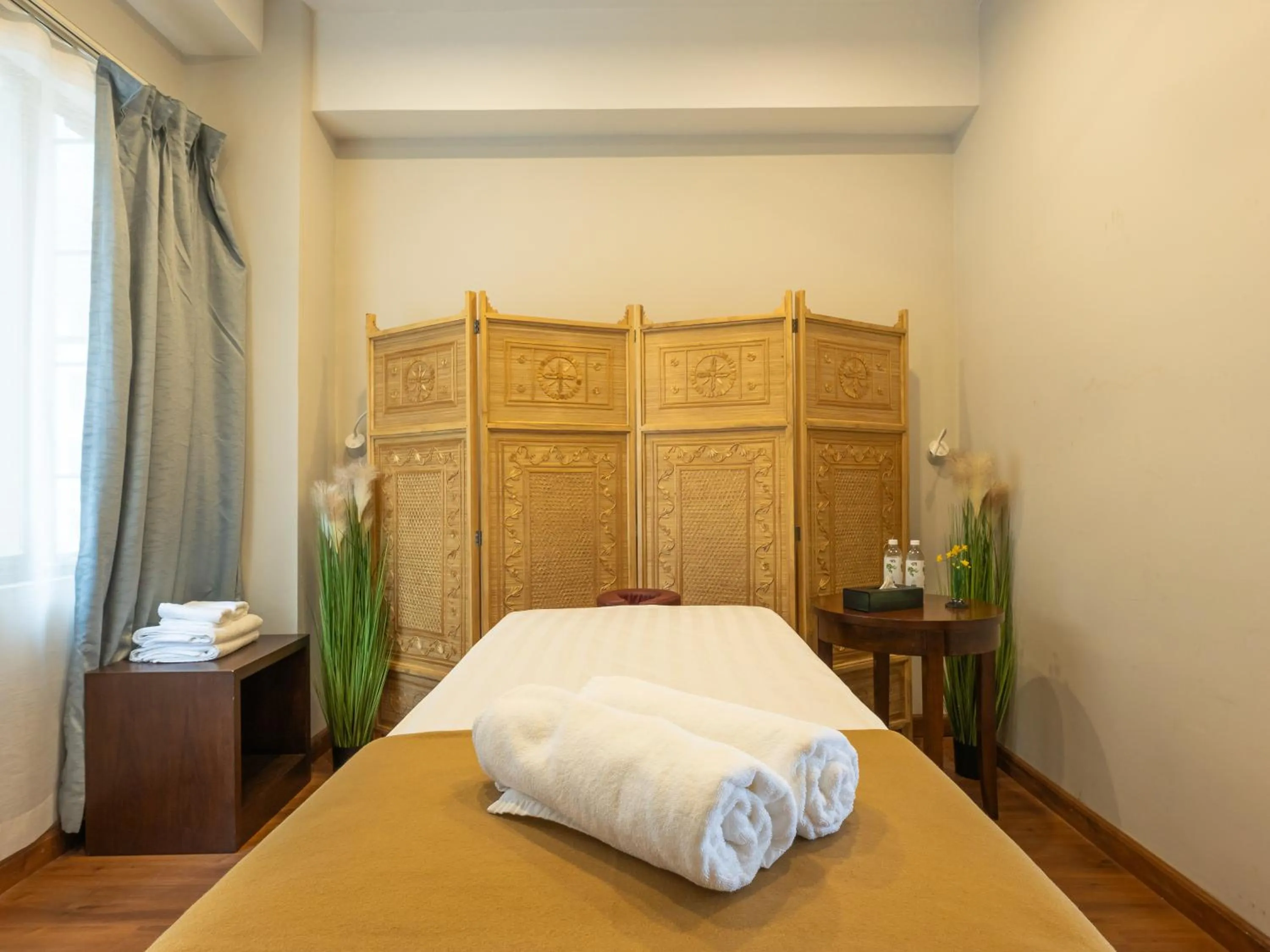 Property building, Bed in Hotel Samye - Best Hotel In Thimphu