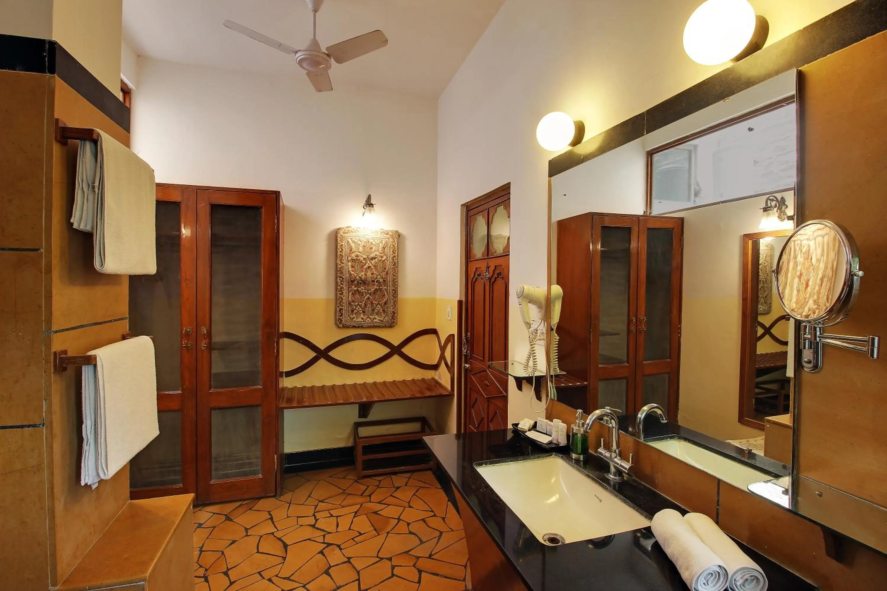 Bathroom in Hotel Inn Season - Art Deco Heritage Hotel in Jodhpur