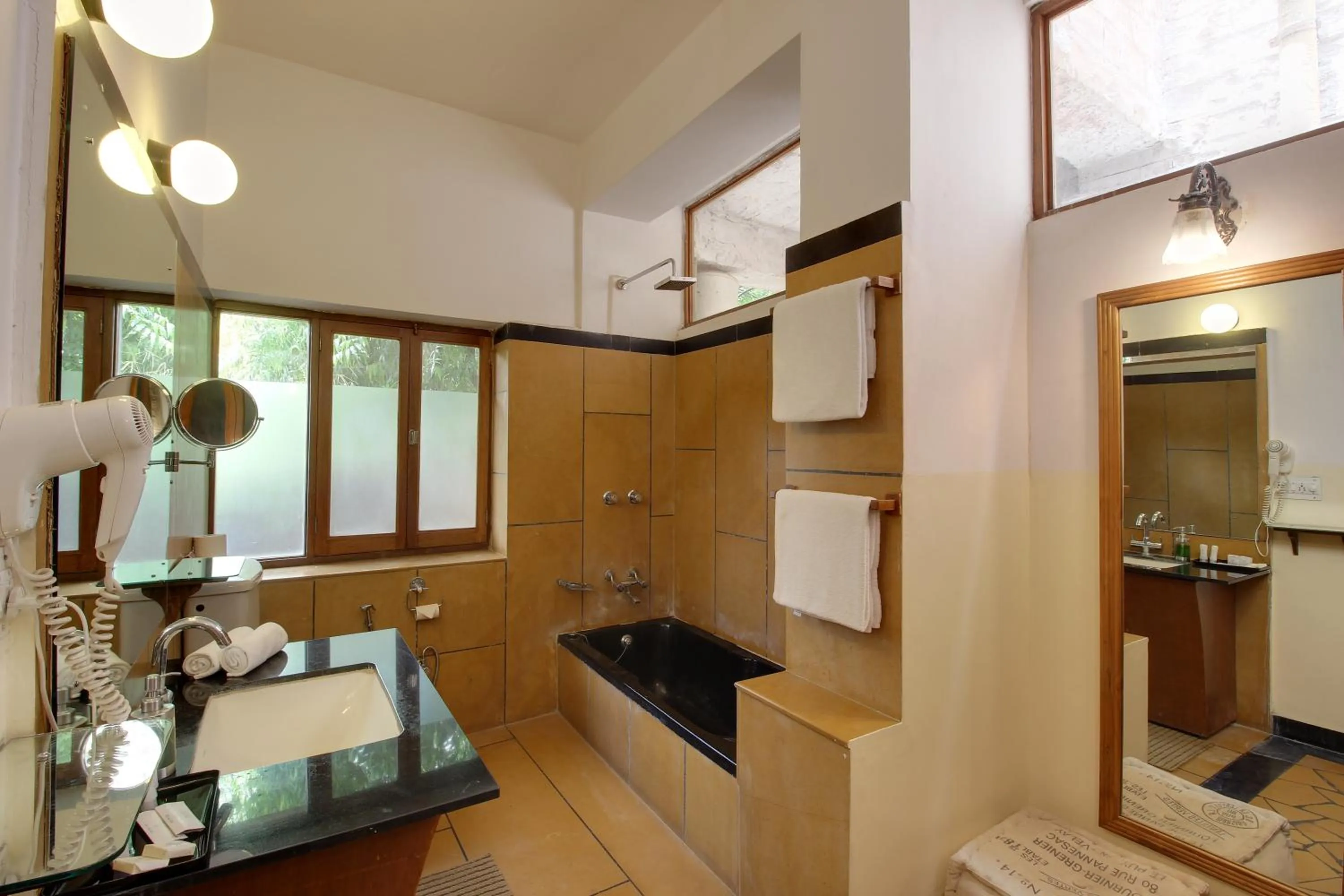 Bath in Hotel Inn Season - Art Deco Heritage Hotel in Jodhpur