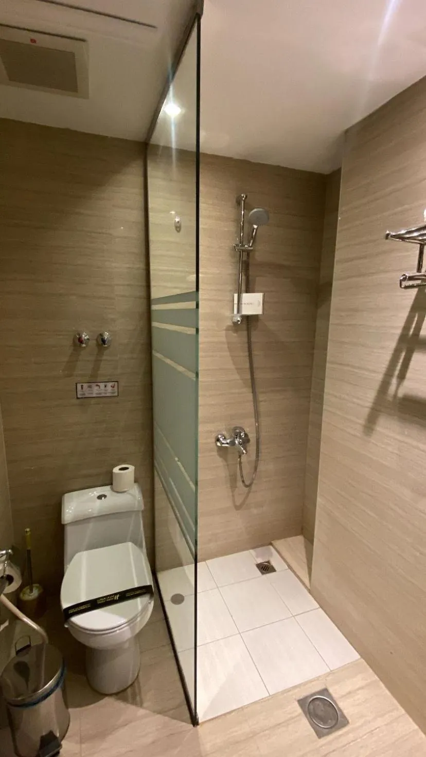 Shower in Helat Hotel