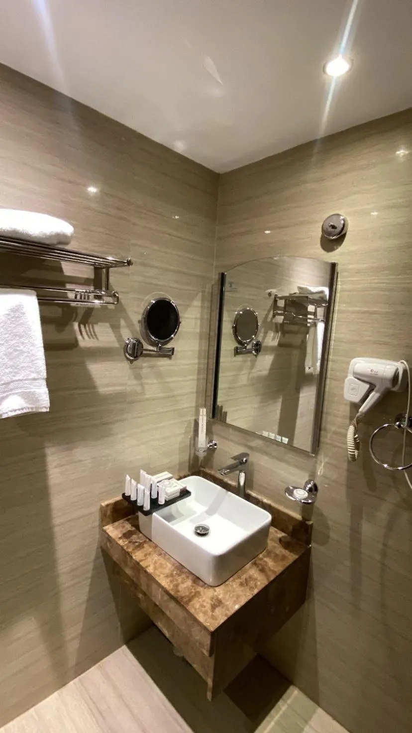 Bathroom in Helat Hotel