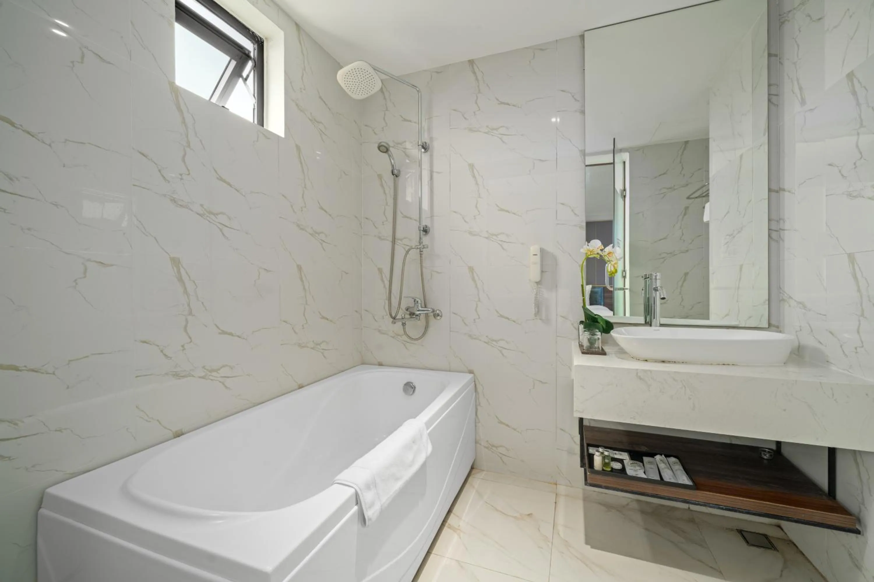 Shower in Lupin Boutique Hotel Danang