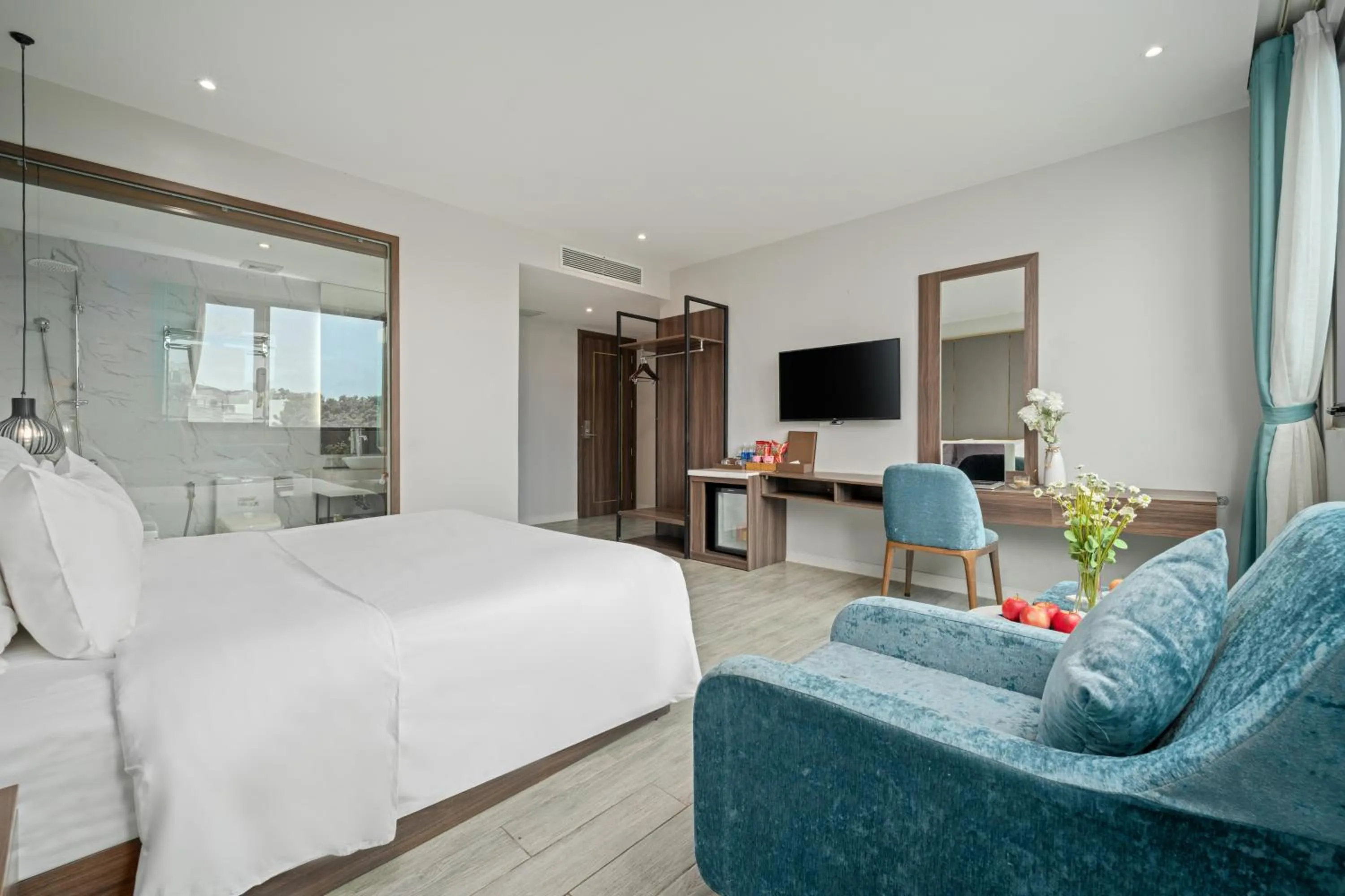 Shower, Bed in Lupin Boutique Hotel Danang