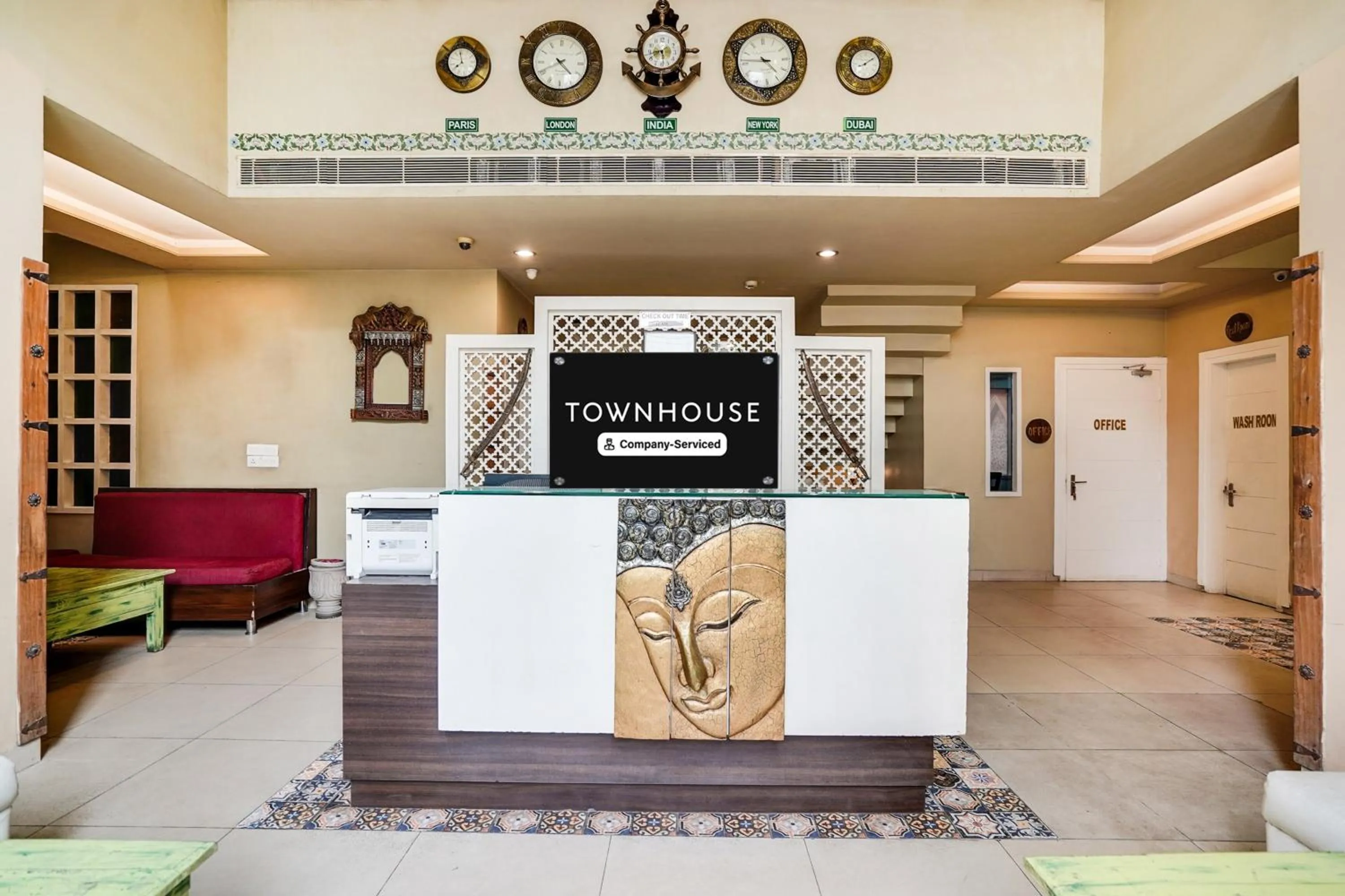 Lobby or reception in Super Townhouse Mansarovar Near Metro Station Formerly Dev Villas