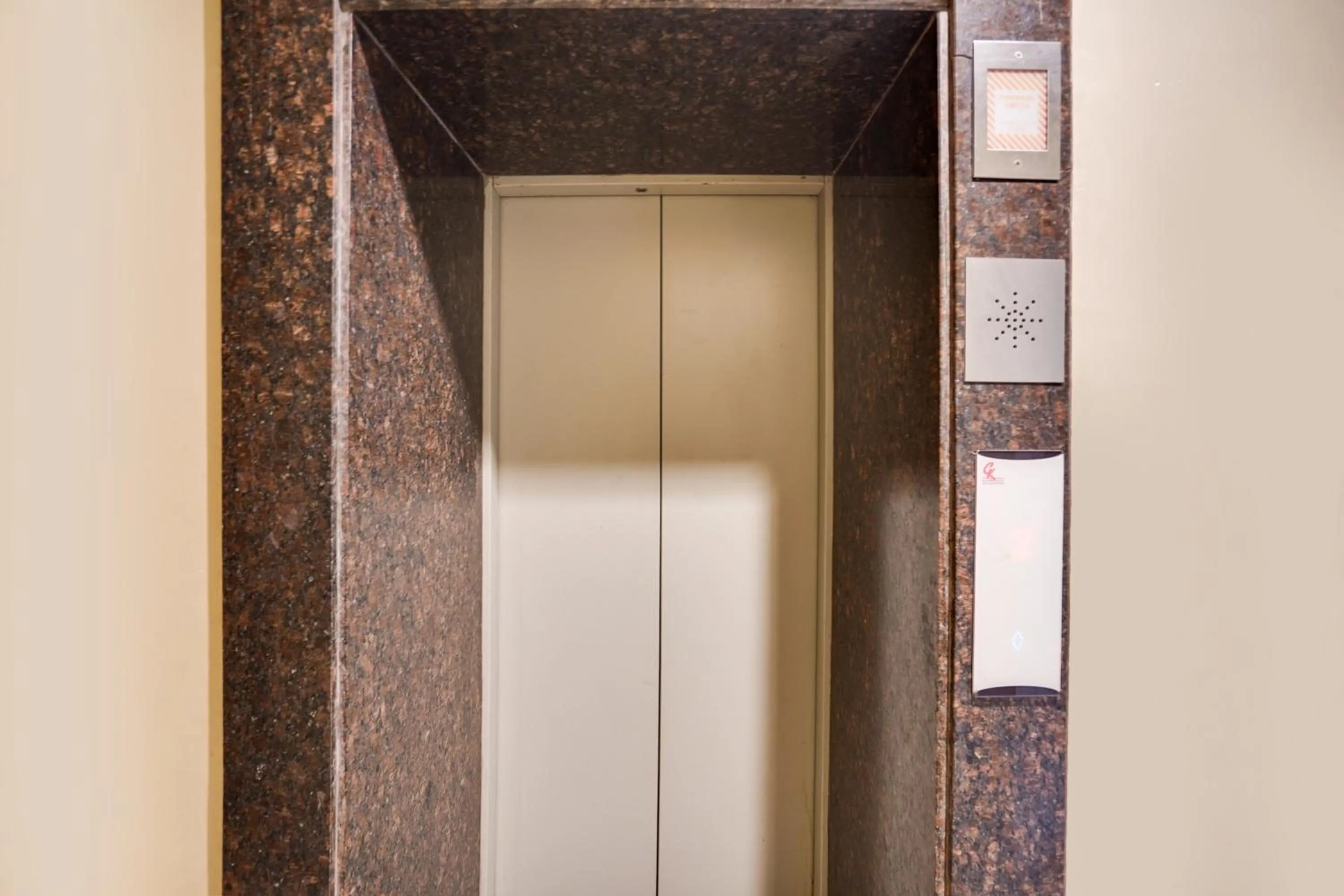 Lobby or reception in Super Townhouse Mansarovar Near Metro Station Formerly Dev Villas