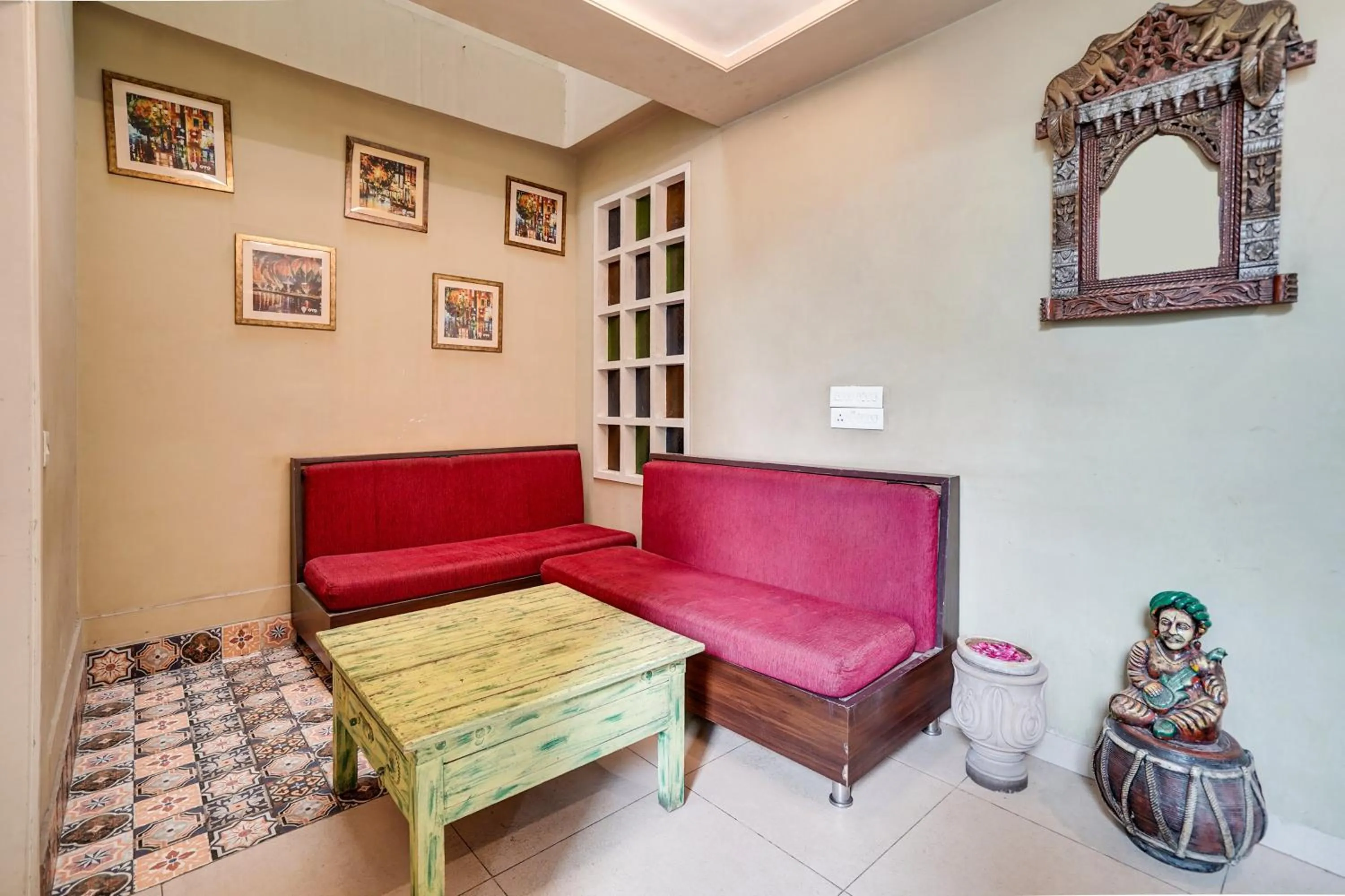 Lobby or reception in Super Townhouse Mansarovar Near Metro Station Formerly Dev Villas