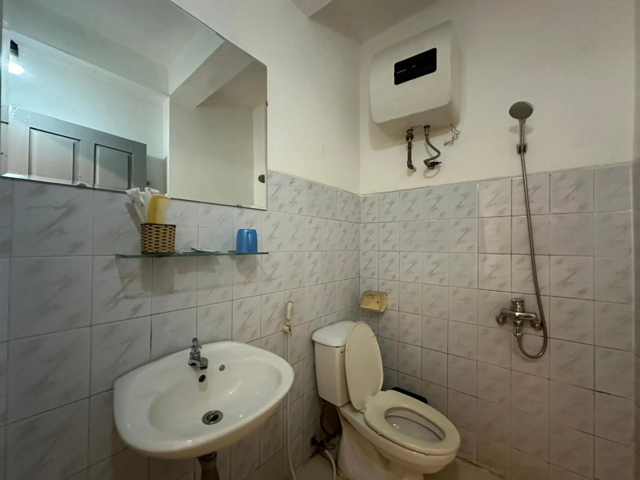 Bathroom in OYO 1233 Yen Quyen Hotel