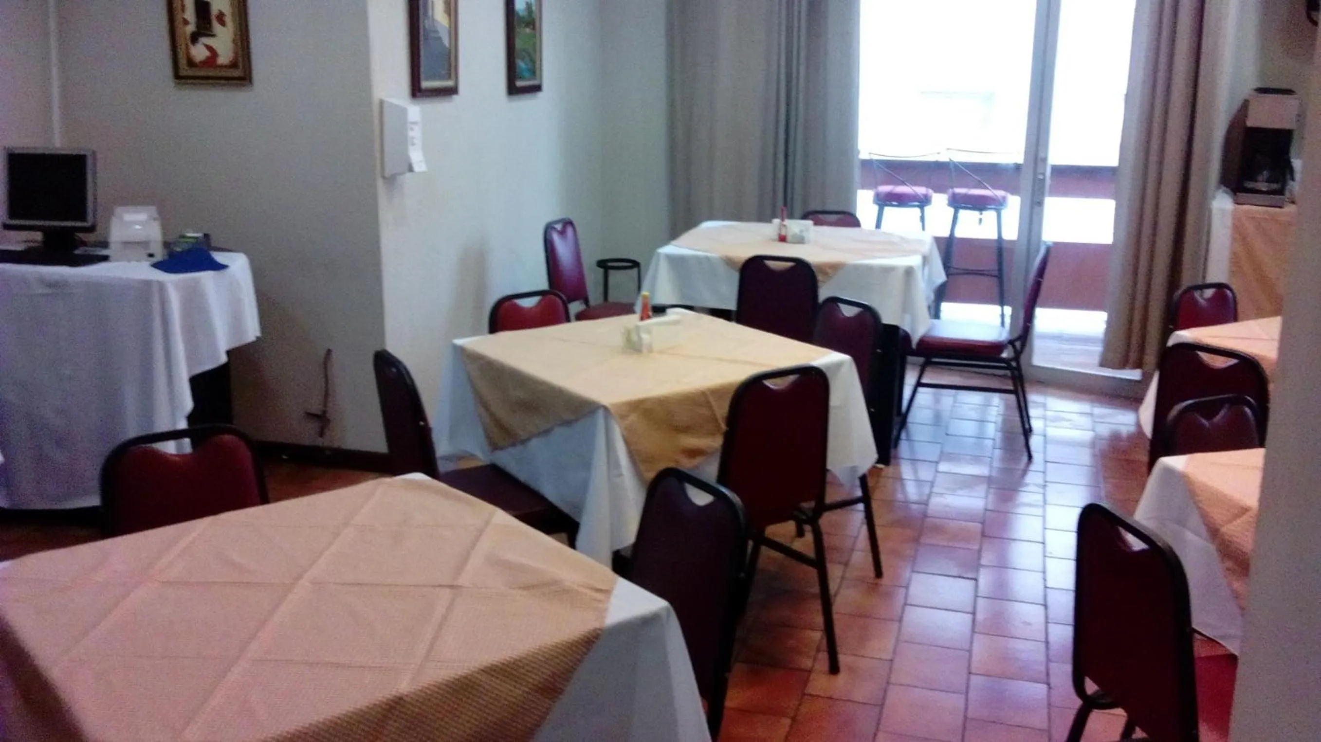 Restaurant/places to eat in Nuevo Maragato Hotel & Hostel