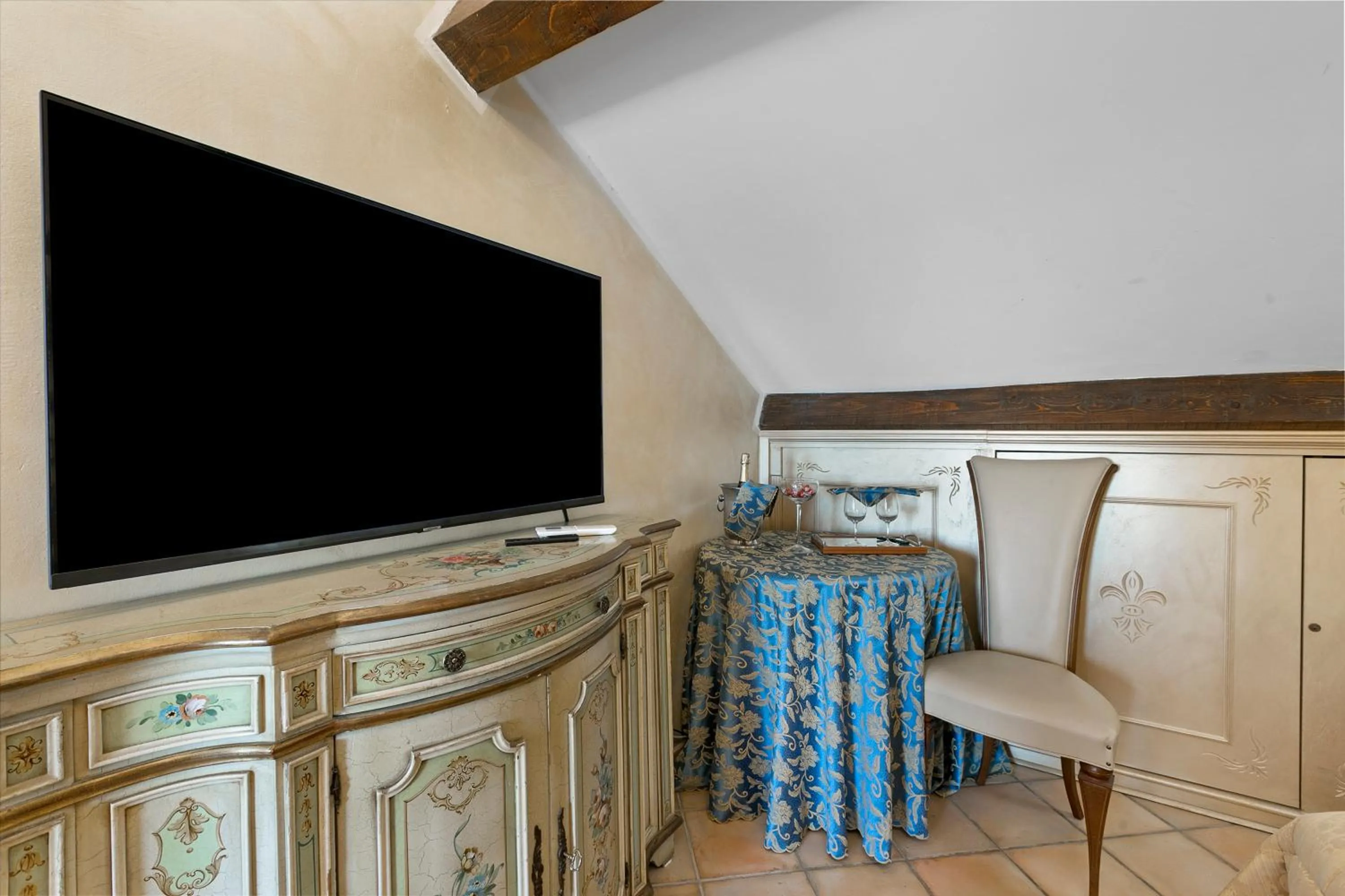 TV and multimedia in B&B Da Giueli Rooms On The Seafront