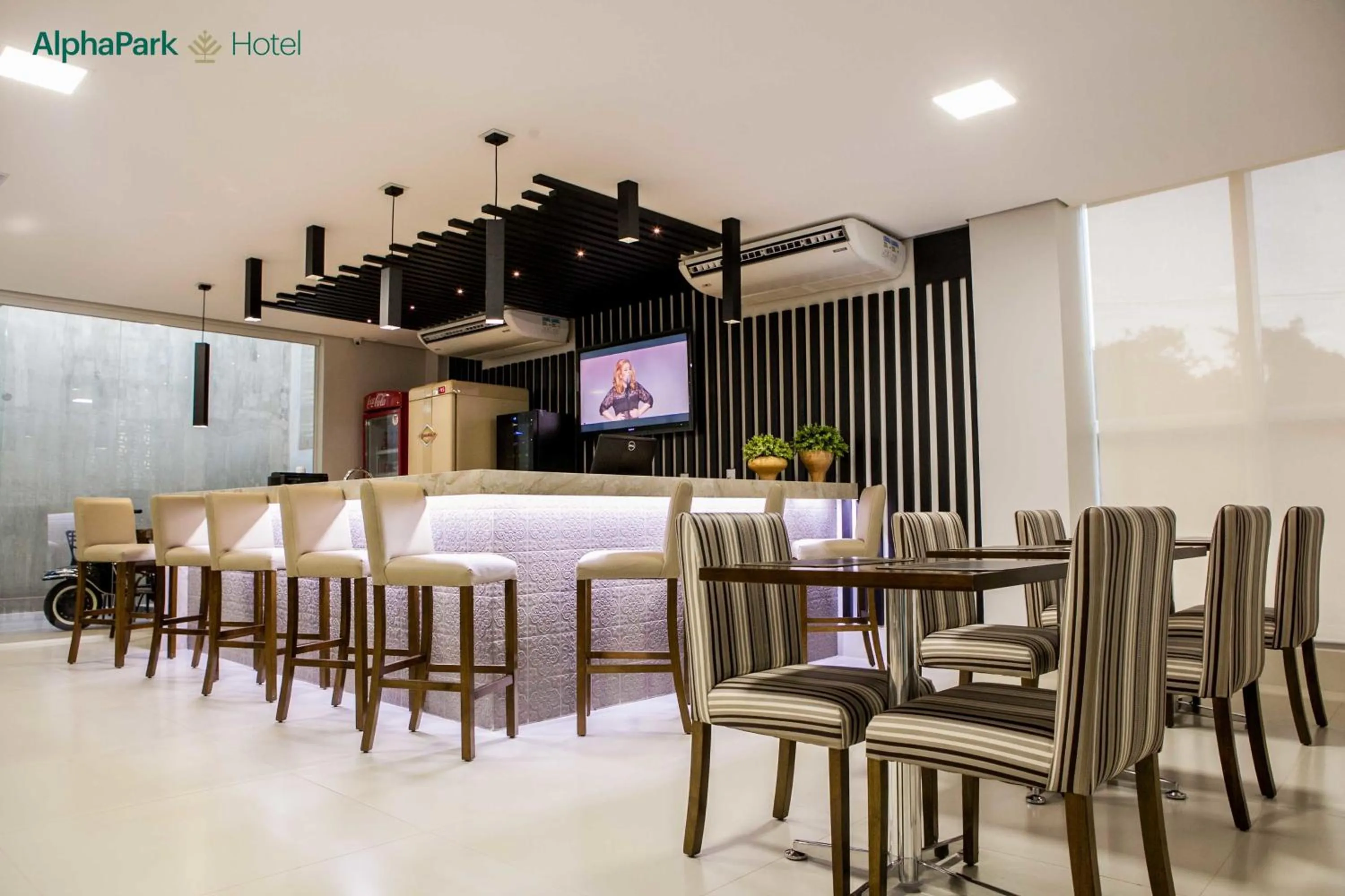 Restaurant/places to eat in AlphaPark Hotel