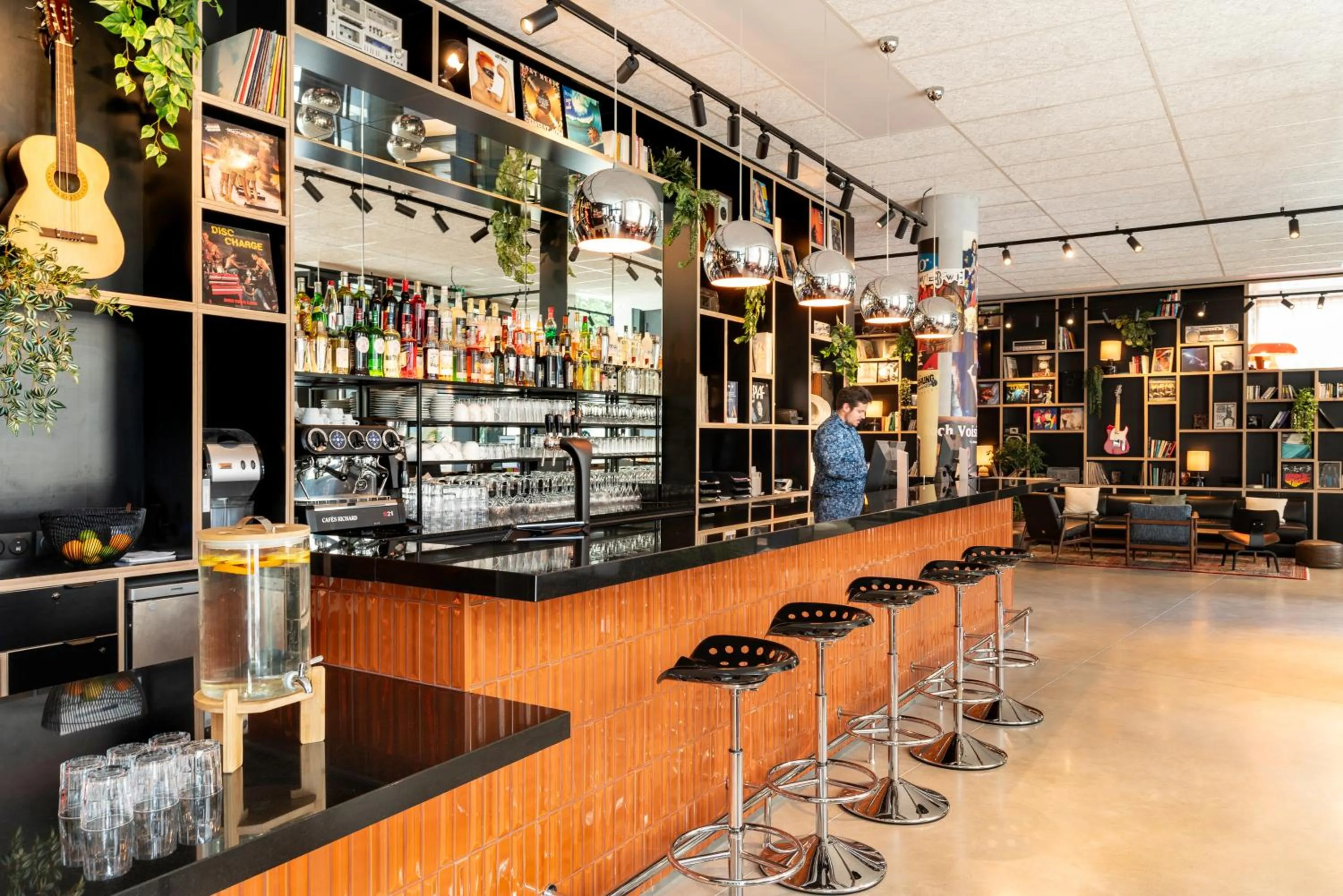 Lounge or bar in ibis Styles Paris Villejuif