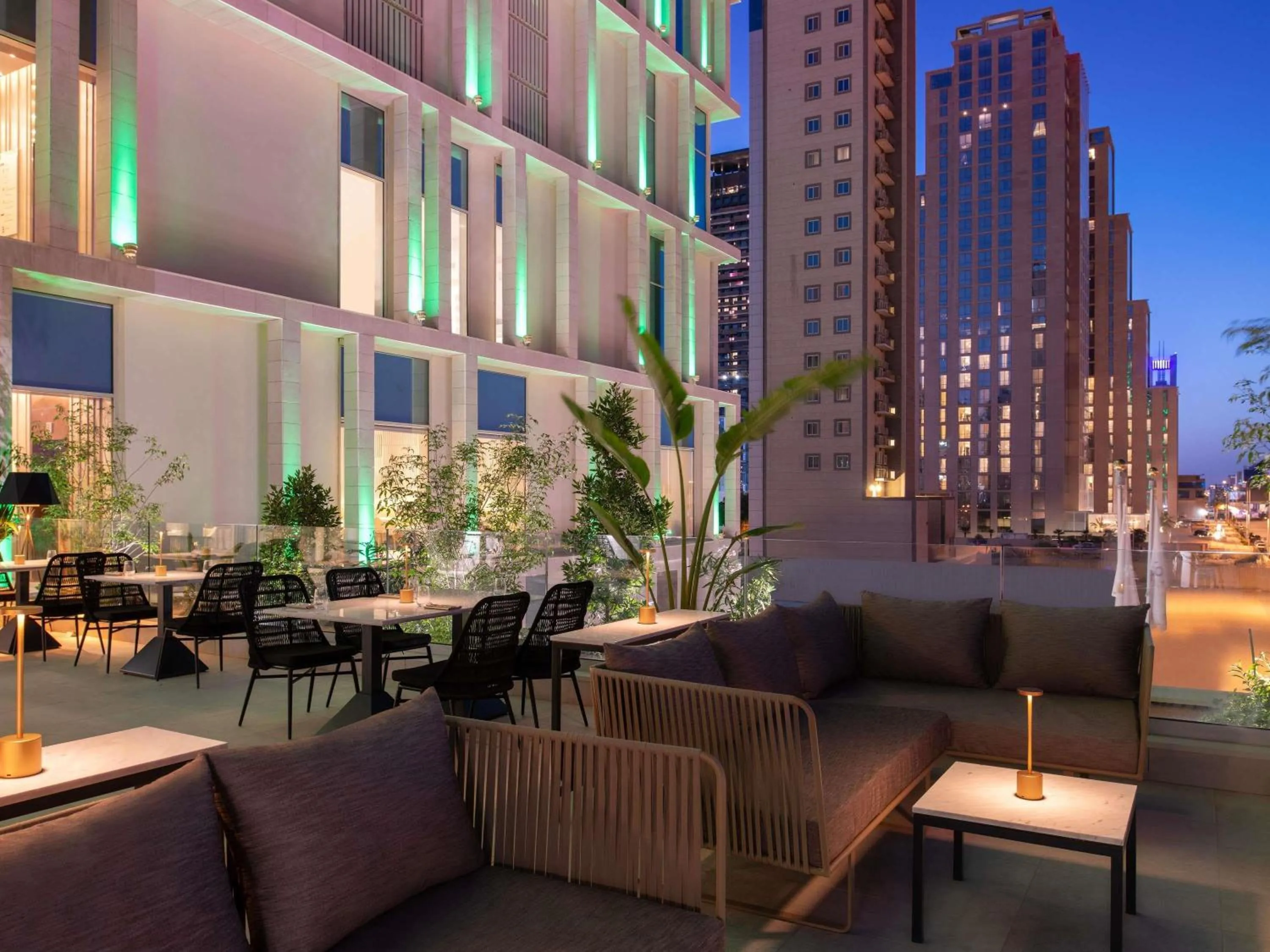 Restaurant/places to eat in Novotel Riyadh Sahafa