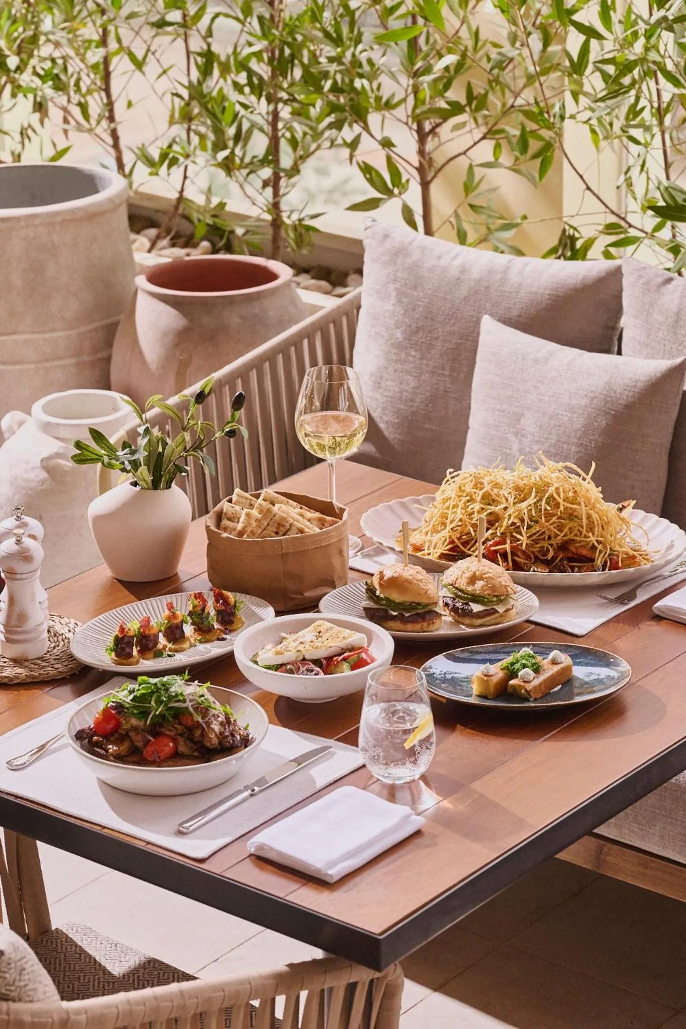 Restaurant/places to eat in Novotel Riyadh Sahafa