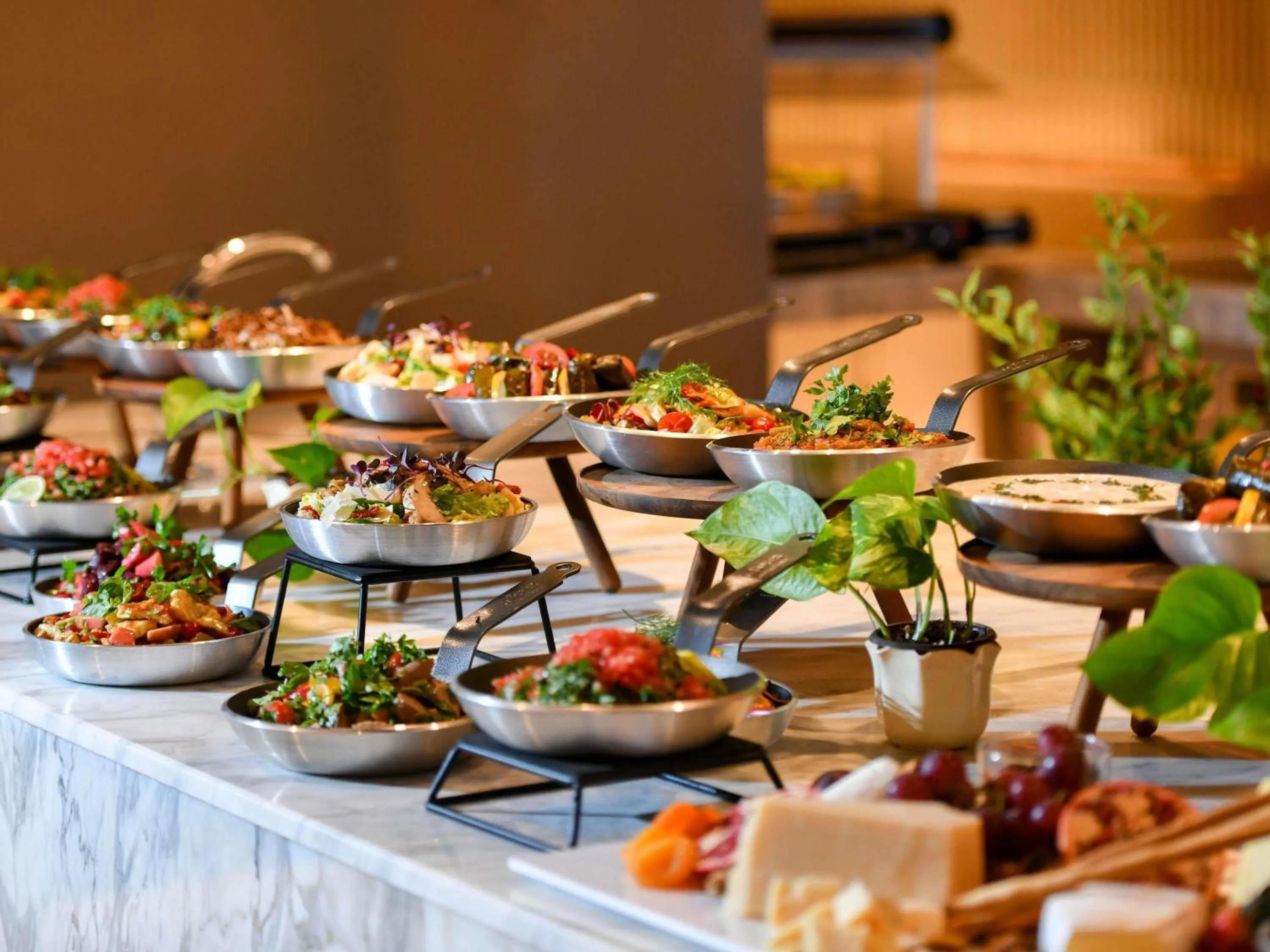 Restaurant/places to eat in Novotel Riyadh Sahafa