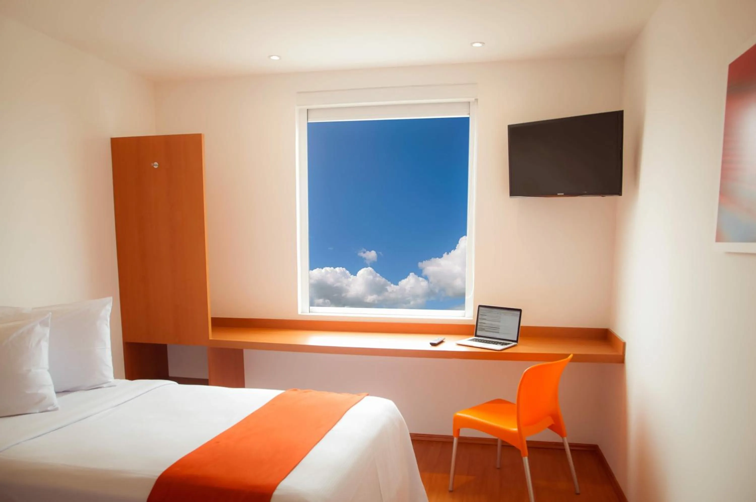 Photo of the whole room, Bed in One Monclova