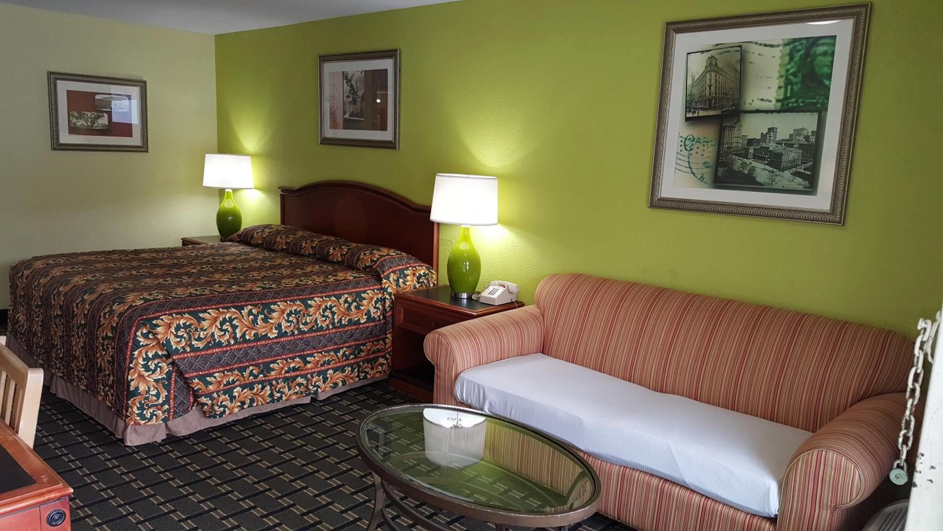 Bed in American Inn Columbia