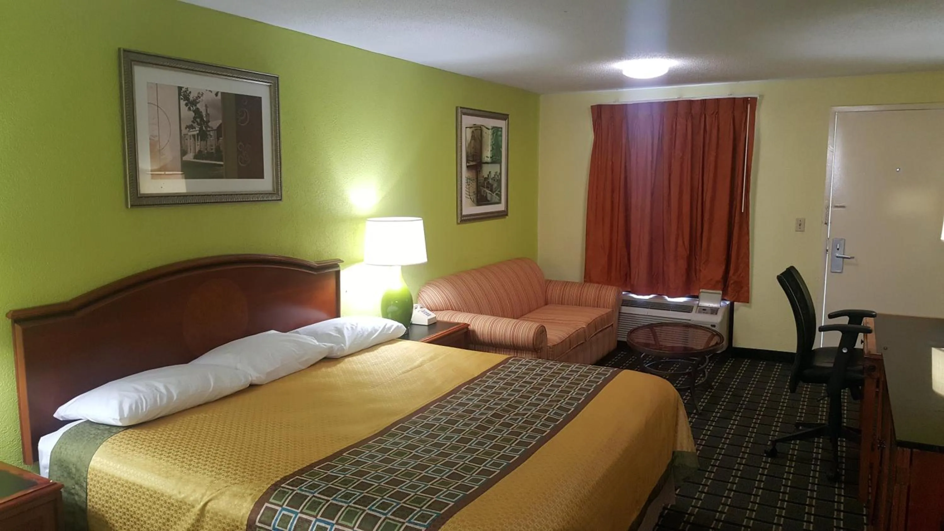 Bed in American Inn Columbia