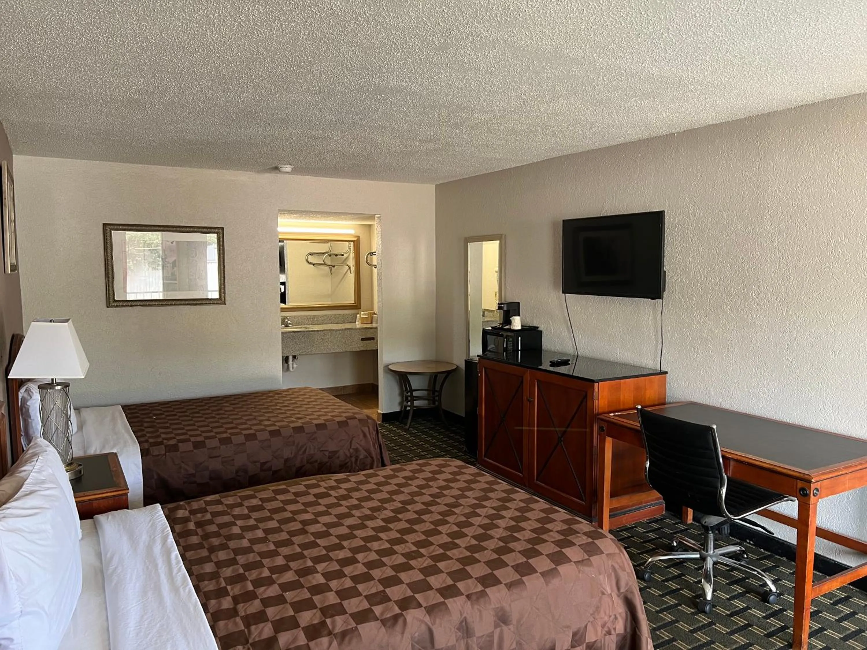 Bed in American Inn Columbia