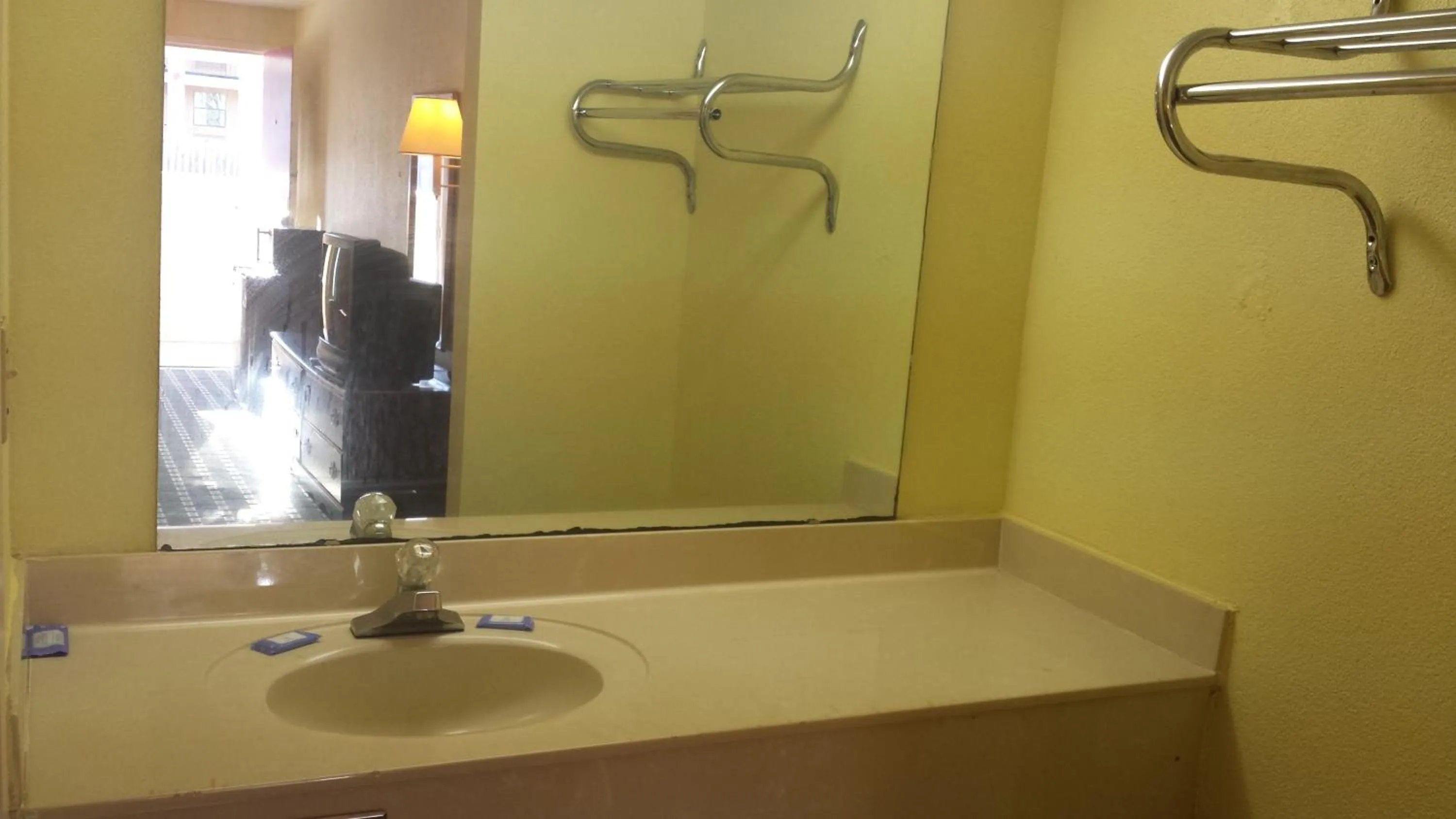 Bathroom in American Inn Columbia