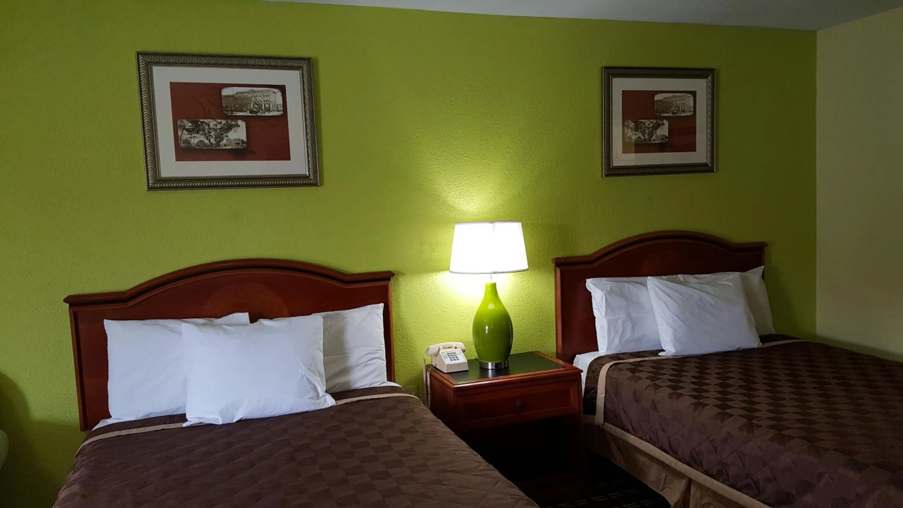 Bed in American Inn Columbia