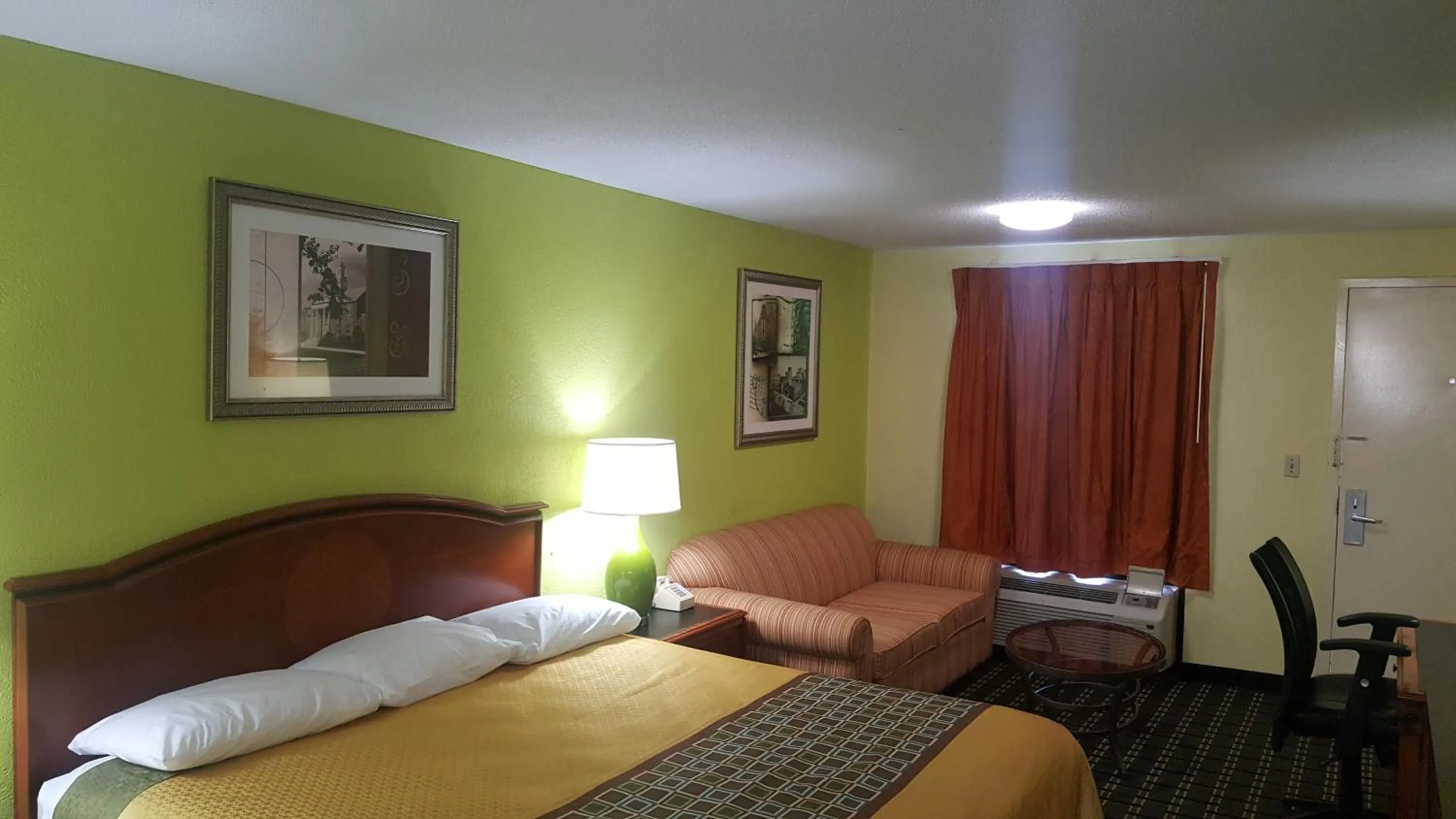 Bed in American Inn Columbia