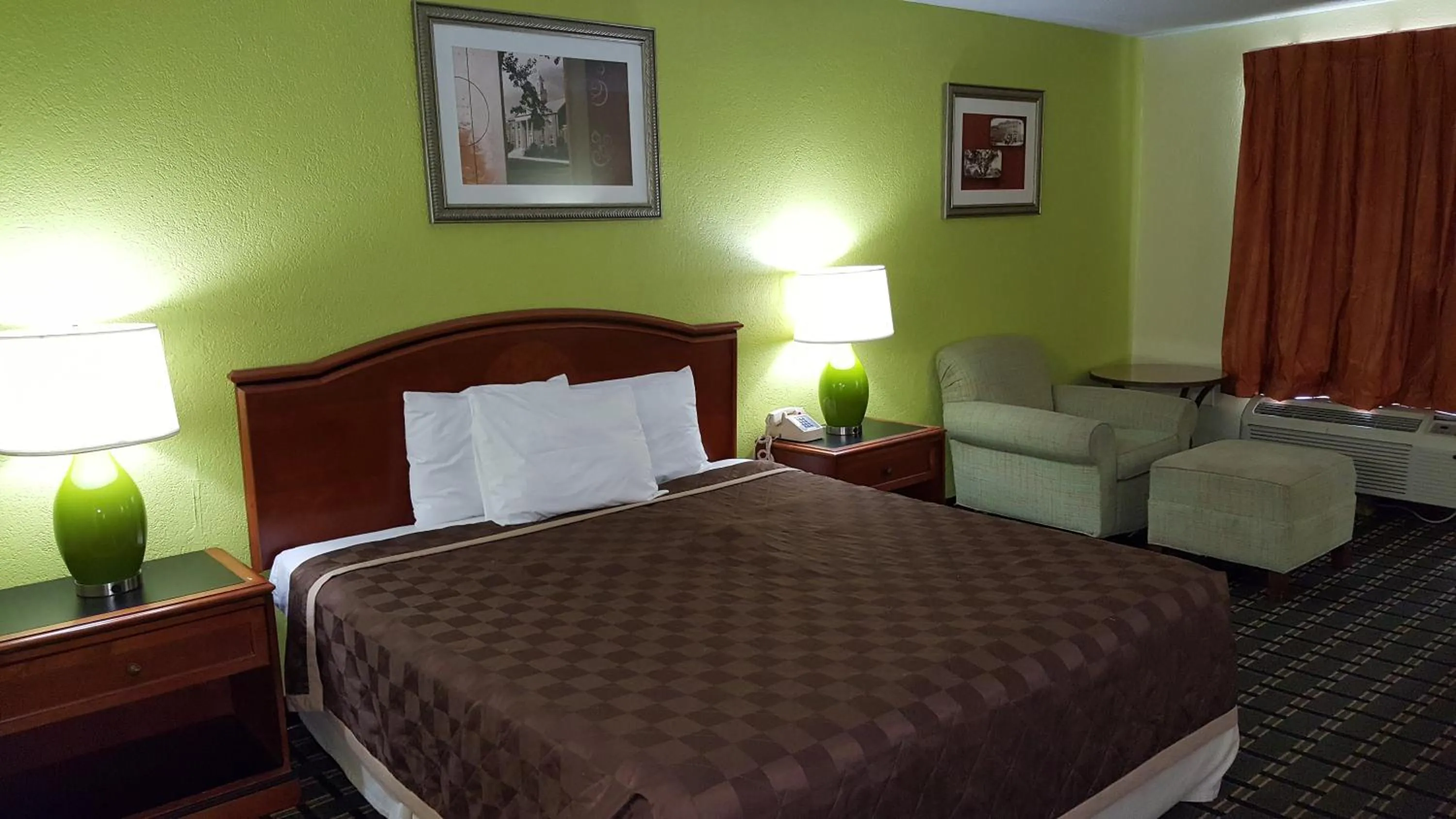 Bed in American Inn Columbia