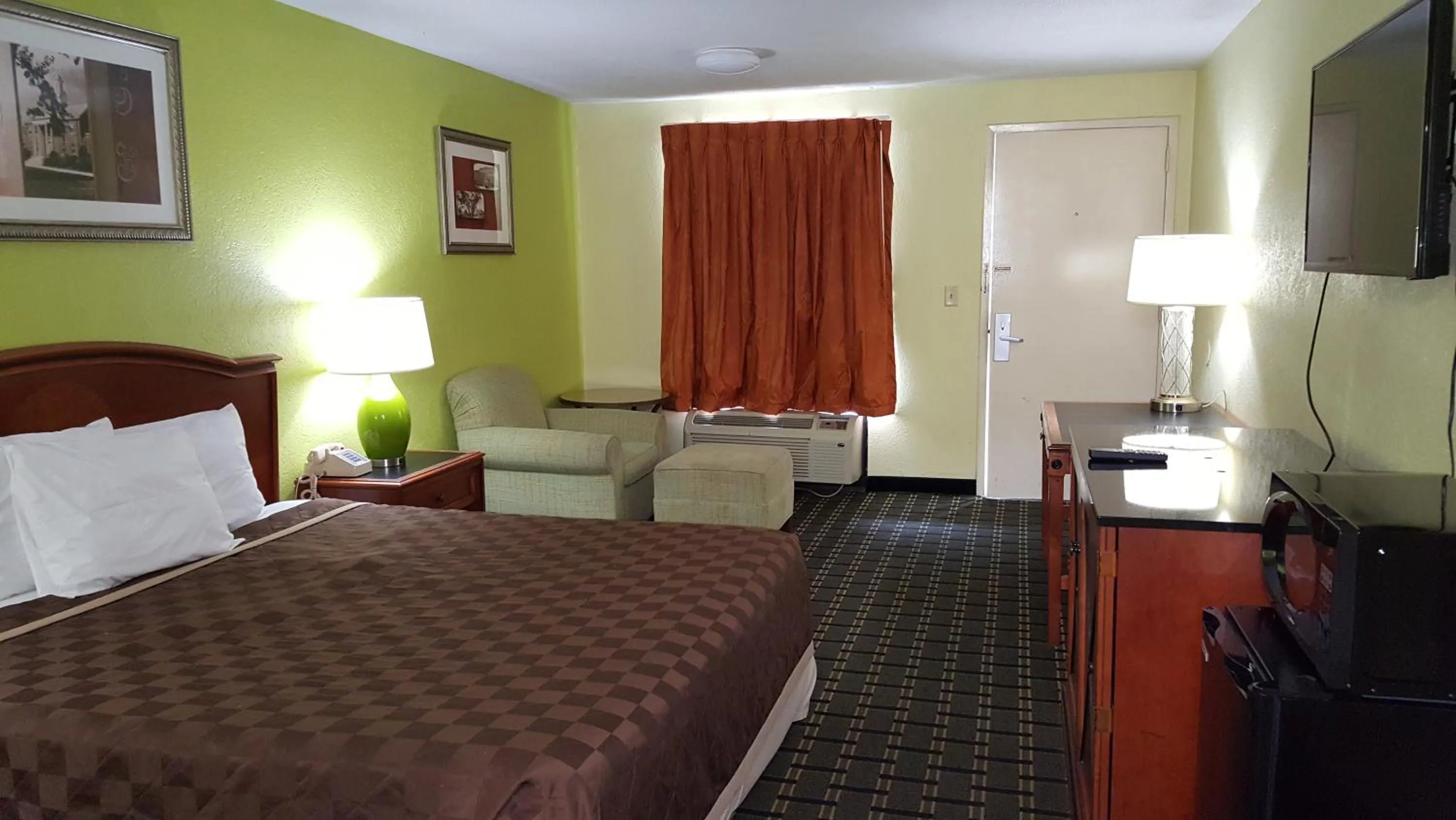 Bed in American Inn Columbia