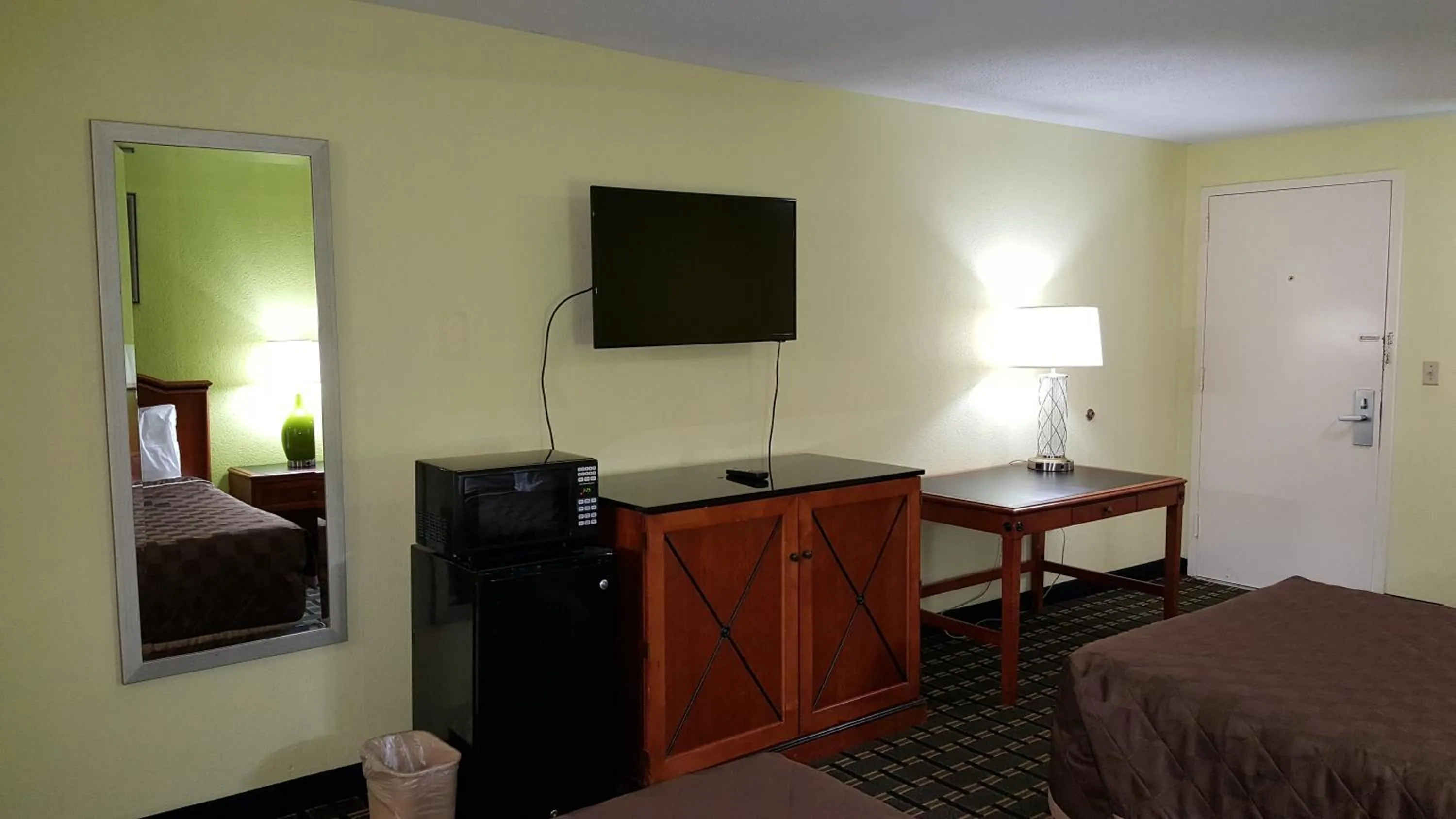 Bed in American Inn Columbia