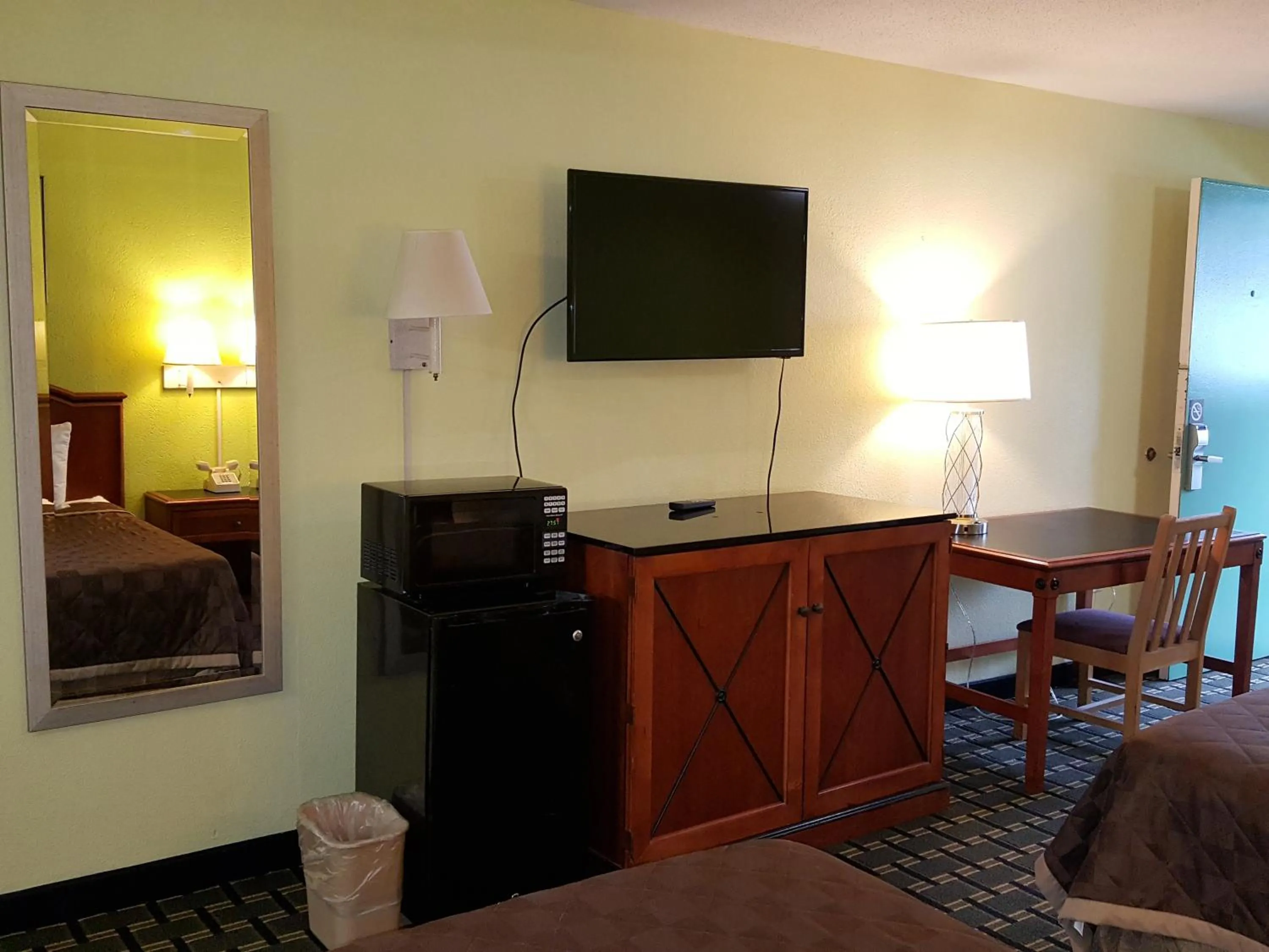 TV and multimedia, Bed in American Inn Columbia