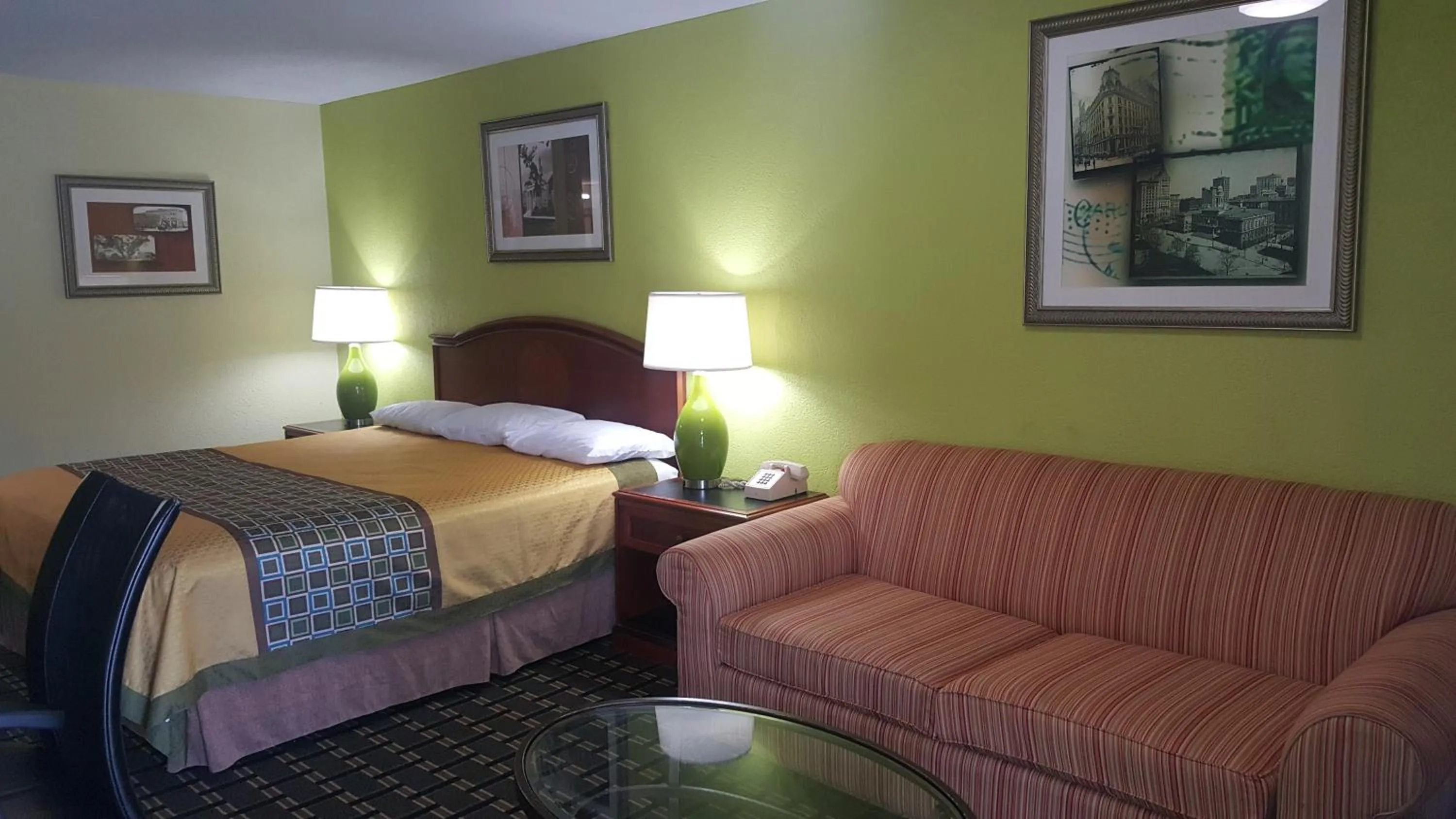 Bed in American Inn Columbia