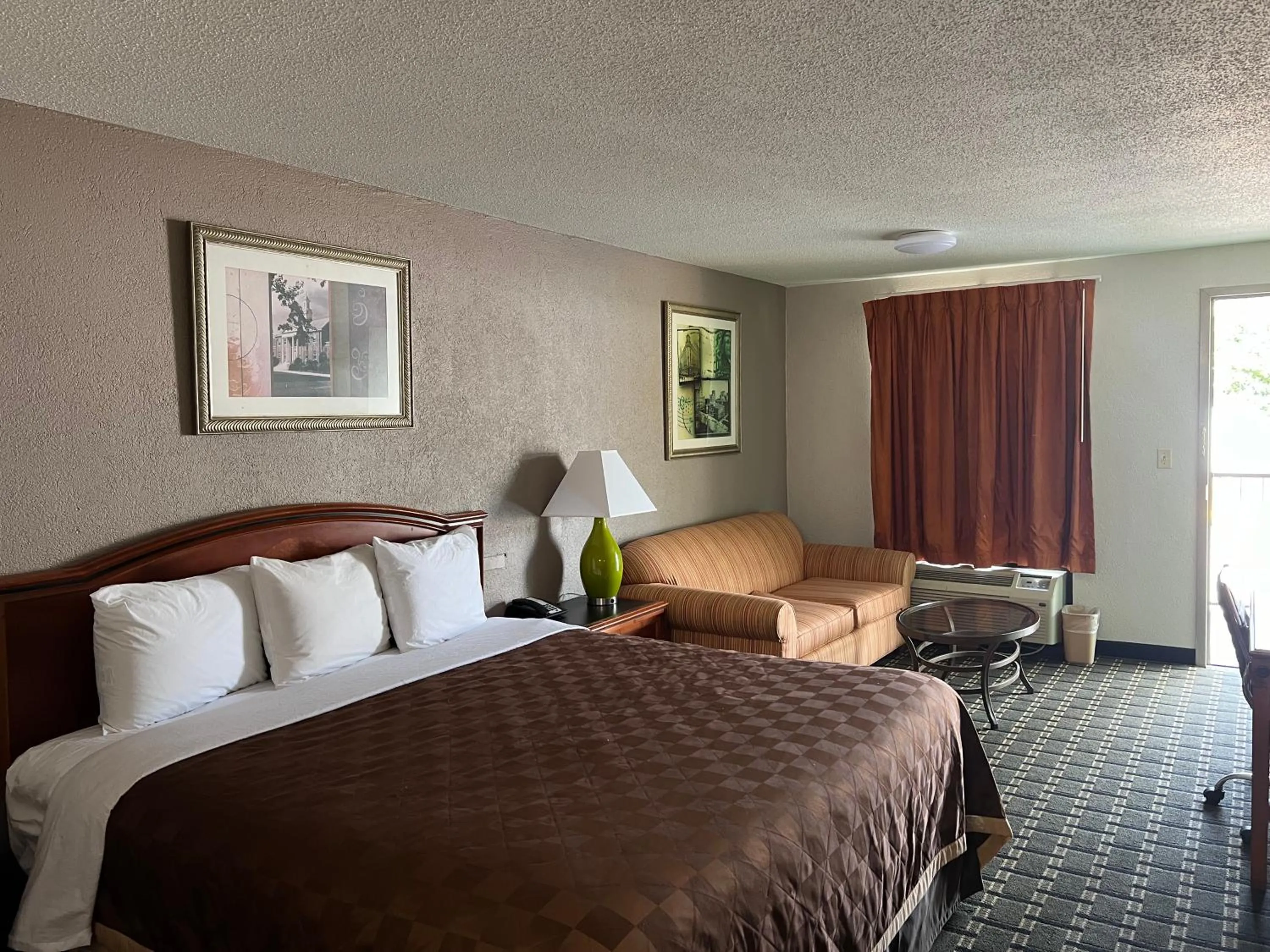 Bed in American Inn Columbia