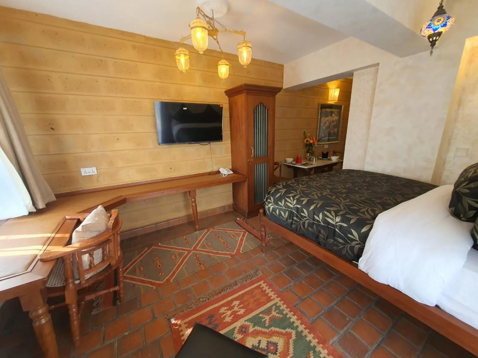 Communal lounge/ TV room, Bed in Woodmere Grand Hotel