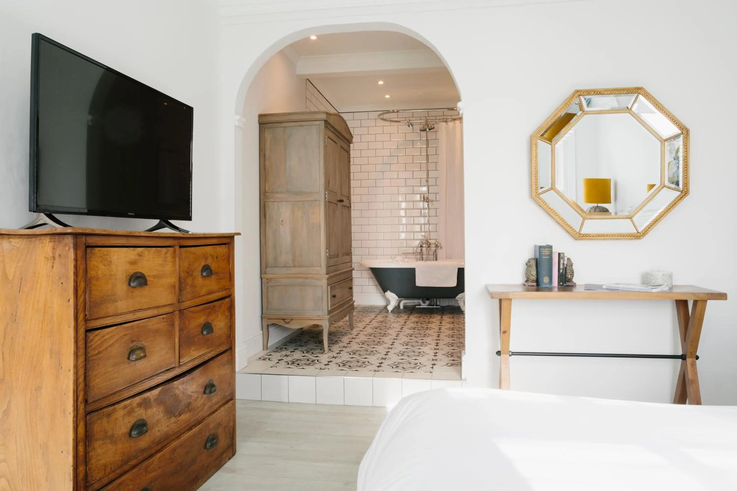 Bed in Merchants Manor Spa