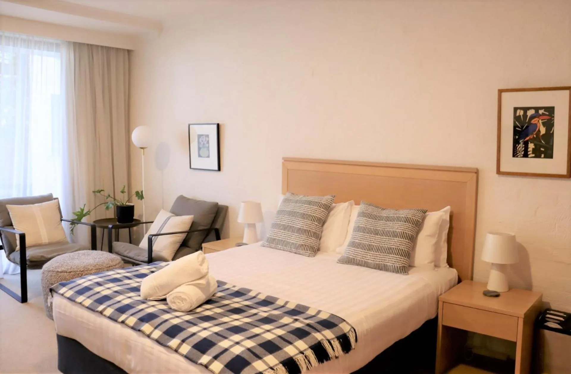 Seating area, Bed in Lorne Surf Apartments