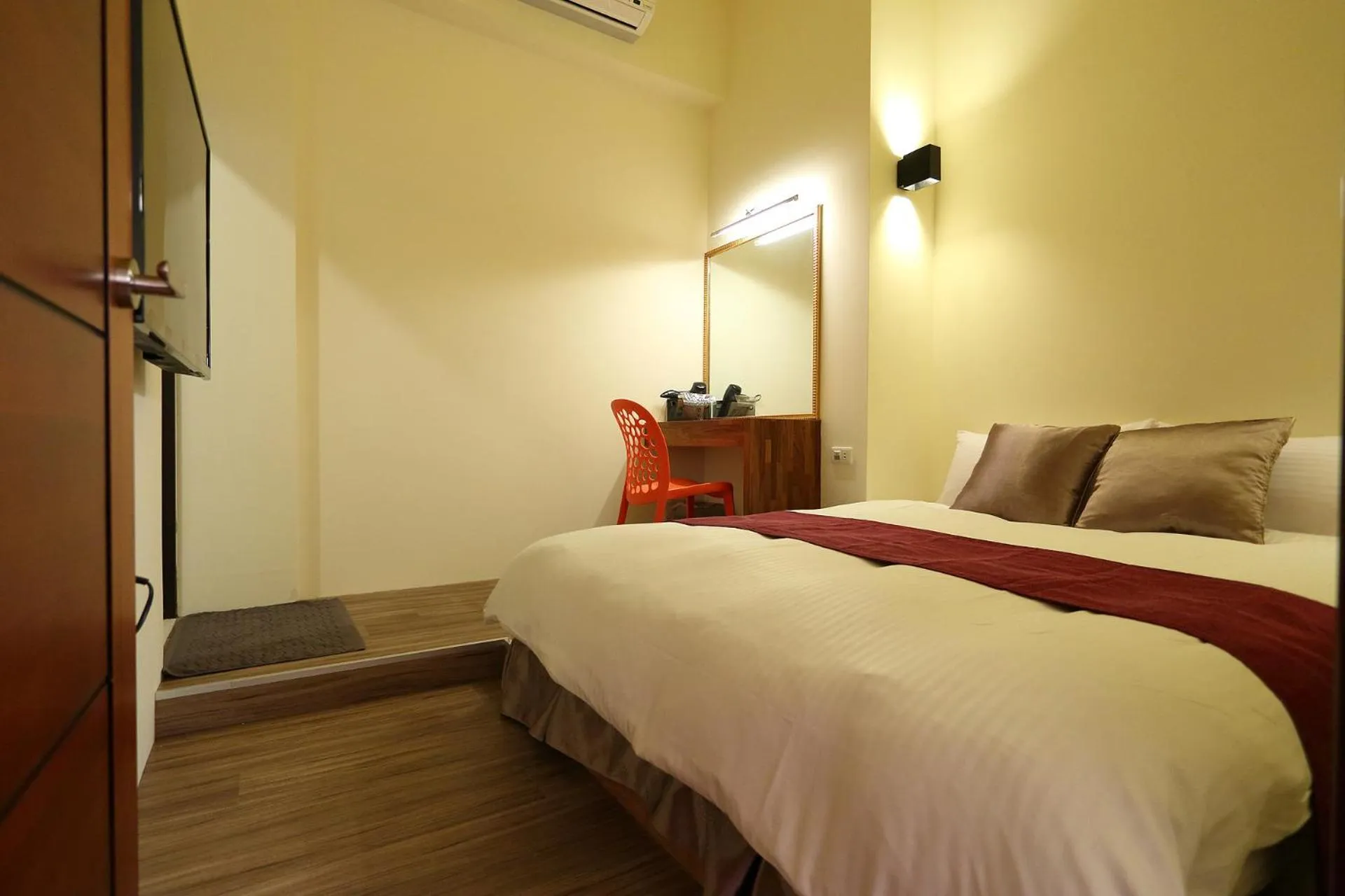 On site, Bed in Corner House