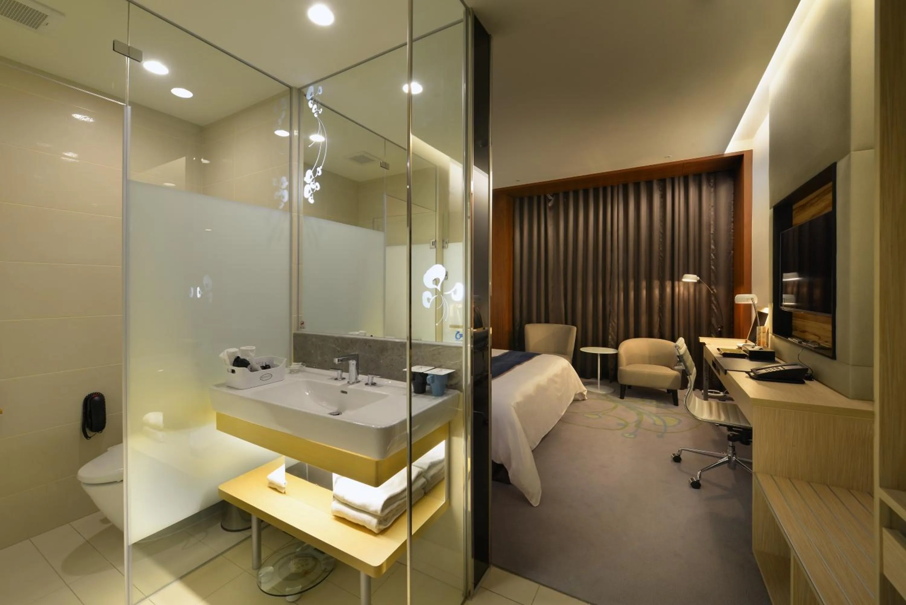 Toilet in Golden Tulip Glory Fine Hotel