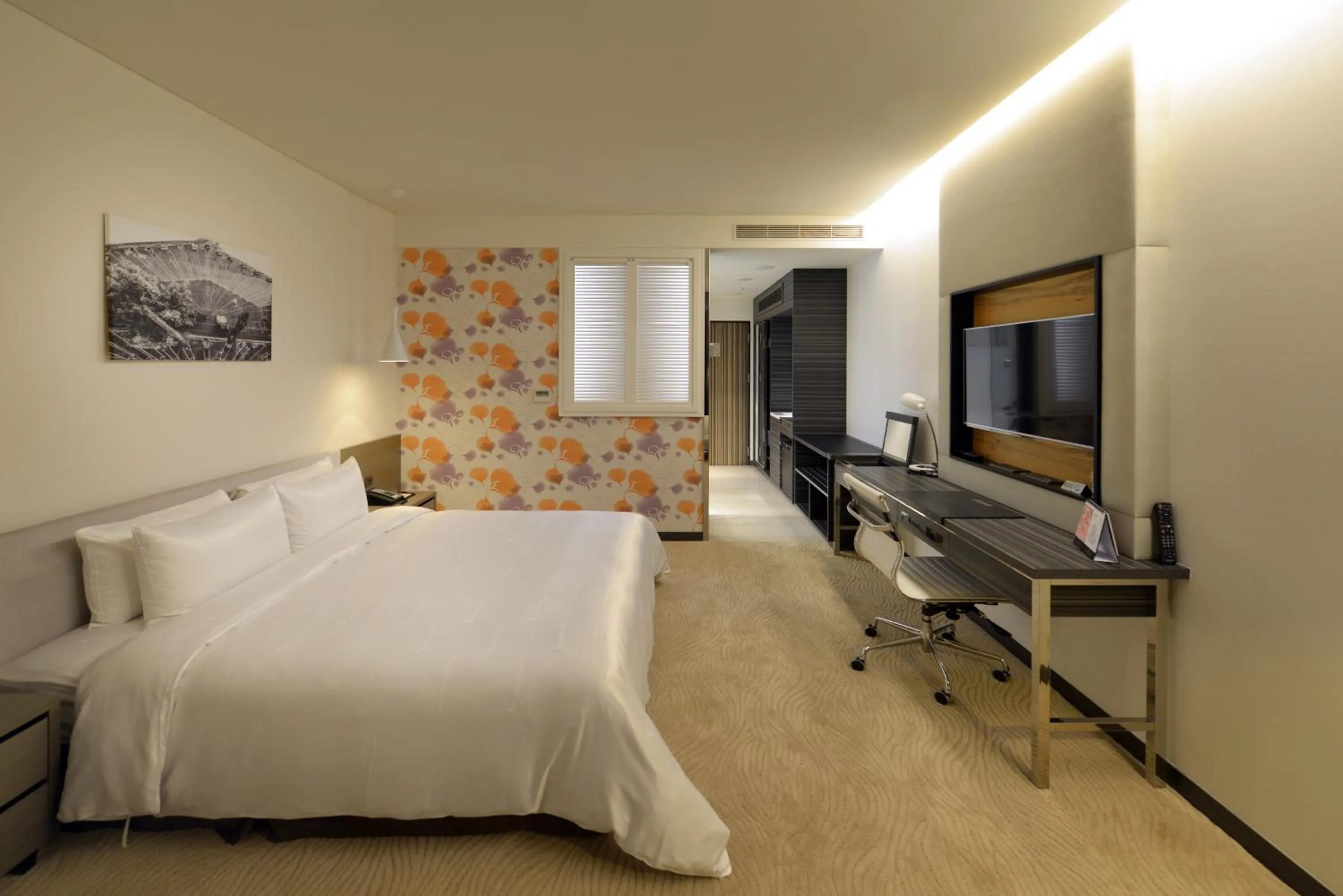 Bedroom, Bed in Golden Tulip Glory Fine Hotel