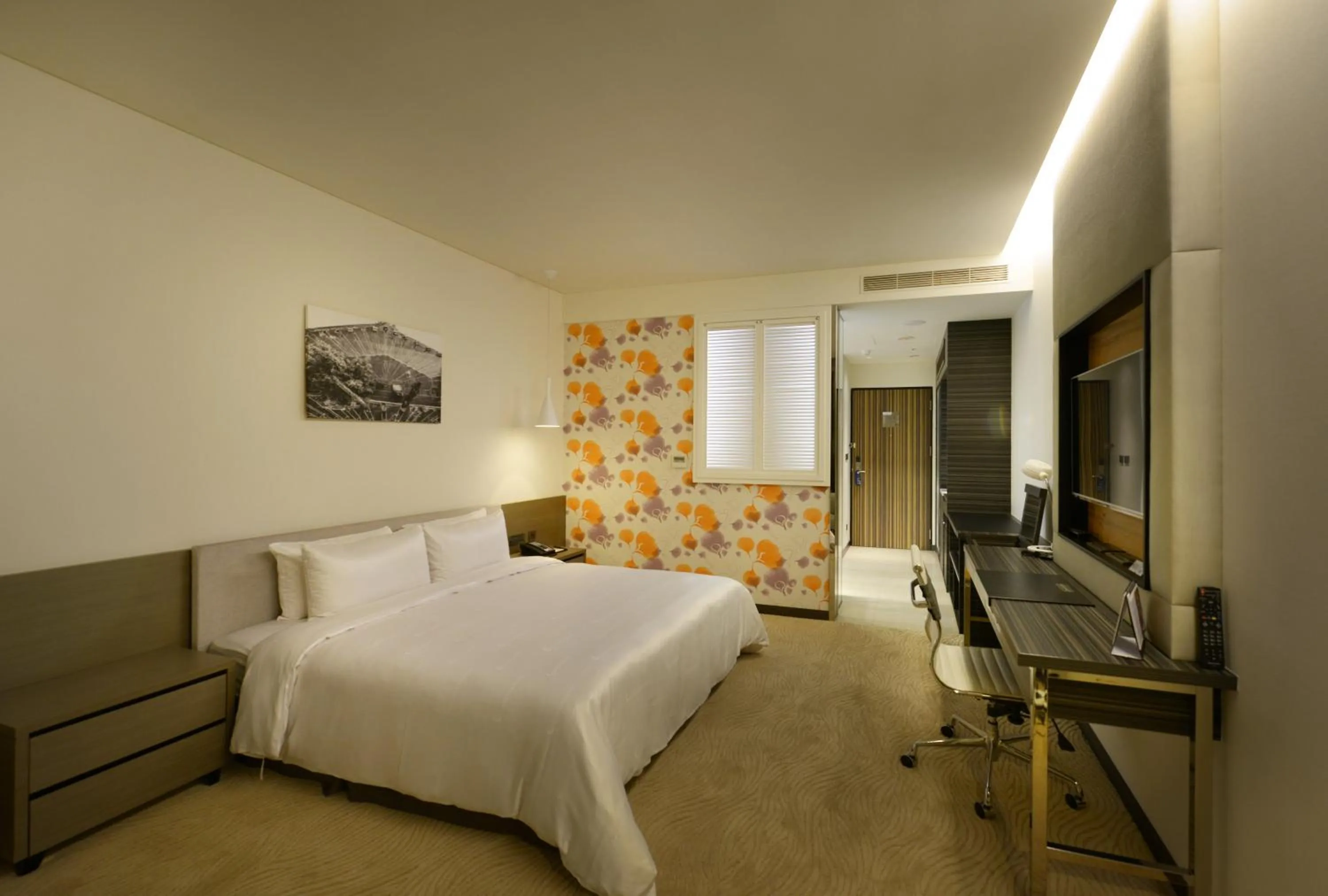 Photo of the whole room, Bed in Golden Tulip Glory Fine Hotel