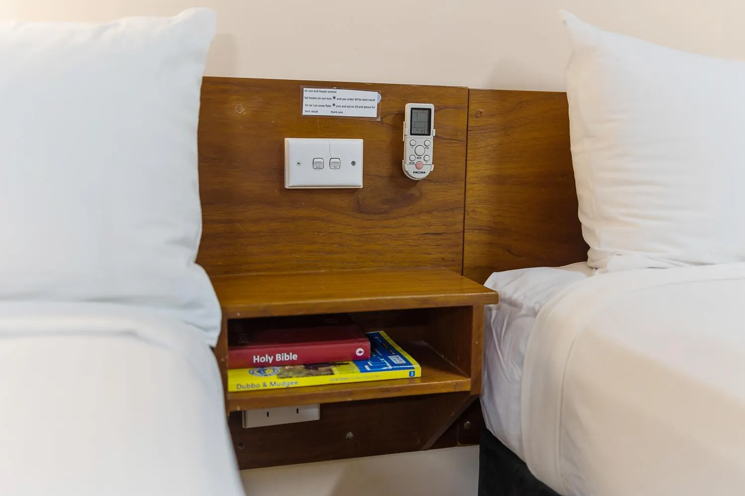 Bed in Castlereagh Motor Inn