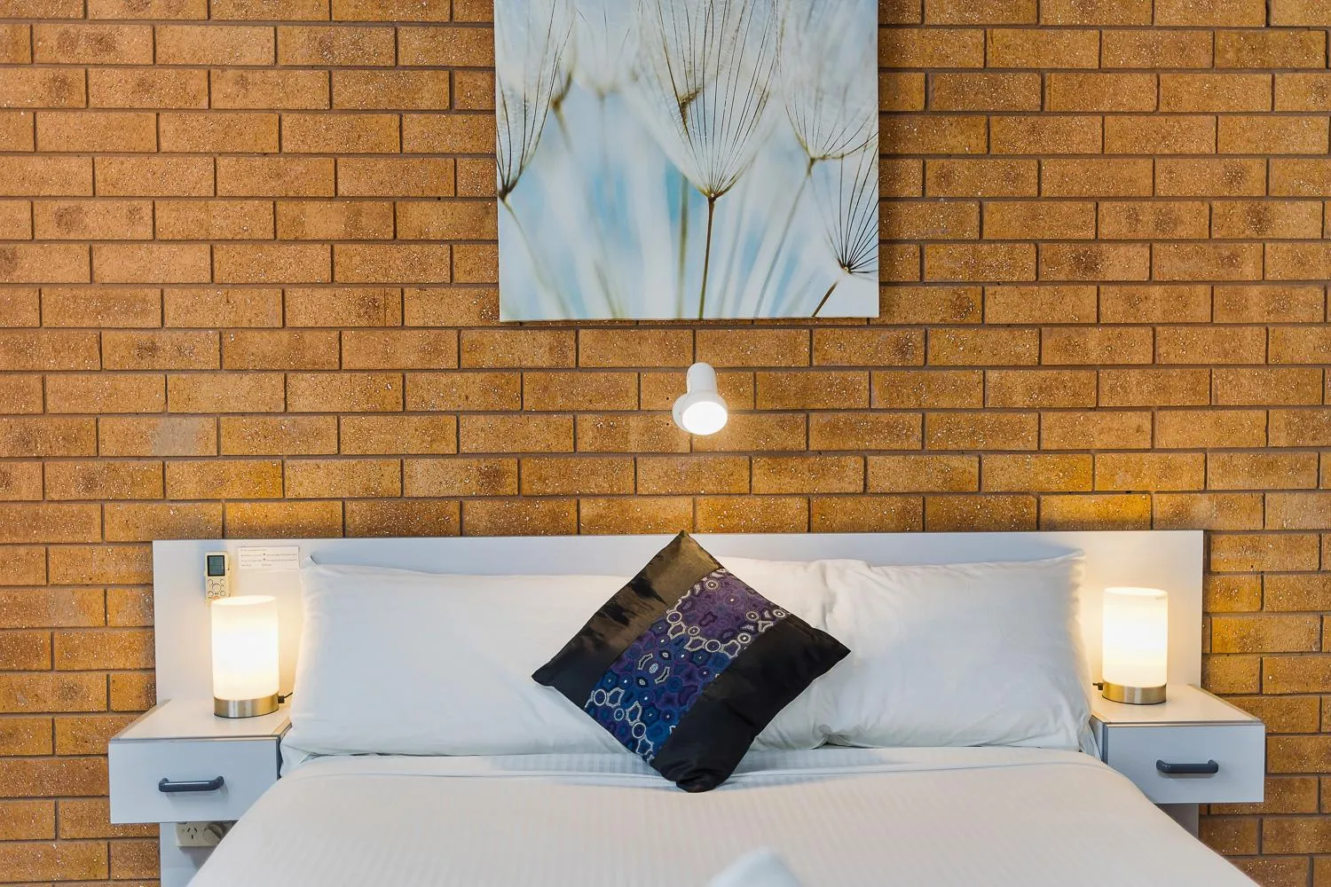 Bed in Castlereagh Motor Inn