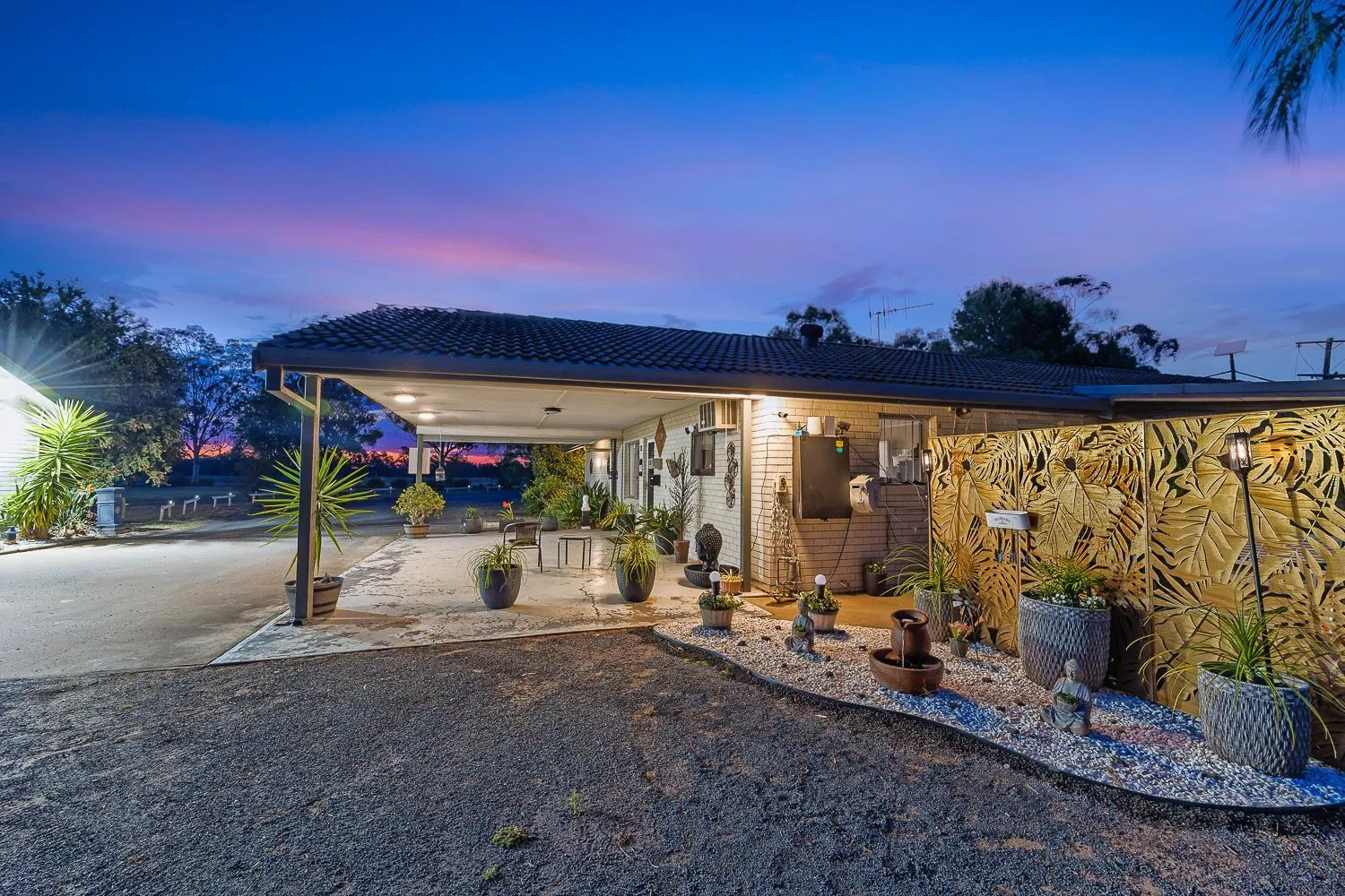 Night in Castlereagh Motor Inn