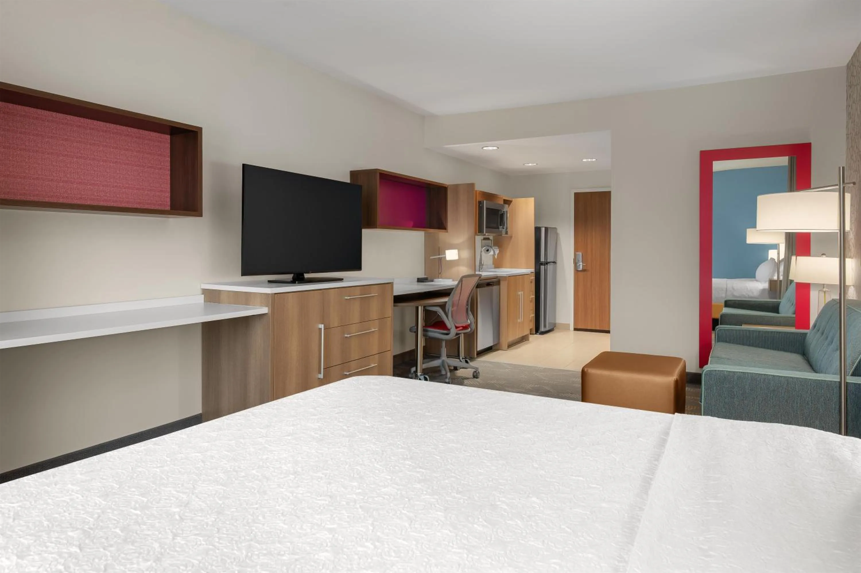 Living room, Bed in Home2 Suites By Hilton Cincinnati Eastgate